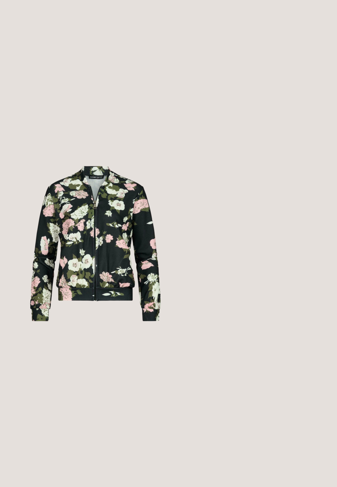 Blomster bomberjakke i sort med pink og grønne blomster. Har lynlås foran, ribbede manchetter og elastisk kant for en tætsiddende pasform.; Sort top med korte ærmer, rund hals og semitransparente blondeærmer med prikbroderi og bølgede kanter.; Oxmo OXELISABETH REGULAR FIT - Bukser - black; Sort sandal med to justerbare remme, sølvspænder og en korksål på en struktureret sort gummisål.; Sort skinnende læderhåndtaske med knyttet håndtag og sølv lynlås, placeret mod en hvid baggrund.; Par af skinnende guldøreringe med overlappende åbne ovale løkker, der skaber et lagdelt, abstrakt design mod hvid baggrund.