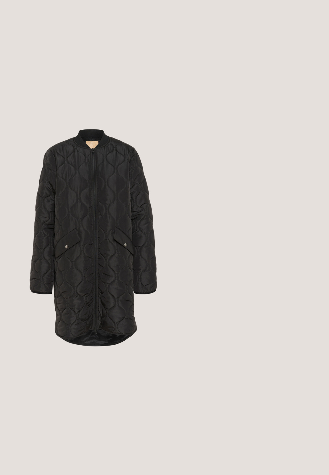 Schwarze gesteppte Jacke mit einem Reißverschluss vorne, gerippten Bündchen und zwei vorderen Taschen mit Druckknöpfen. Glatte Textur mit einem leicht glänzenden Finish.; Marineblauer Wollcardigan mit sechs vorderen Kristallknöpfen, rundem Ausschnitt, langen Puffärmeln und gerippten Bündchen sowie Saum.; Weißes, geripptes, kurzärmeliges, figurbetontes Top mit Rundhalsausschnitt und sichtbarem Markenlabel im Kragen.; Blaue weit geschnittene Jeans mit hoher Taille, vorderem Knopf, Reißverschluss, fünf Taschen und ausgefransten Säumen.; Braune Leder-Ankle-Boots mit elastischen Seitenpaneelen, robuster schwarzer Gummisohle, erhöhtem Absatz und Kontrastnähten.; Fossil HARWELL  - Handtasche - black