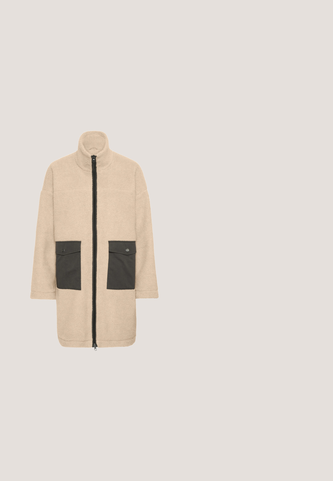 Beigen fleece-jacka med hög krage, svart dragkedja och kontrasterande svarta patchfickor. Mjuk textur, lös passform och långa ärmar.; Beige kerek yakalı kazak siyah yatay çizgilerle. Düşük omuz, ribana manşetler ve rahat bir fit özelliklerine sahip. Yumuşak dokulu; Beiget väriset suoralahkeiset housut, joissa on joustava vyötärönauha, ei näkyviä taskuja tai koristeita, valkoista taustaa vasten esitettynä.; Ruskeat mokkanahkaiset nilkkurit, joissa on kermaan vivahtavat tikit ja fleecevuori, paksu kumipohja ja vetokieleke kantapäässä.; Valkoinen nahkainen kassi, jossa on pehmeä, rakenteellinen muotoilu, kaksi pitkää kahvaa ja näkyvät sauma-yksityiskohdat edessä.; Kultaisen sävyiset metallikorvakorut, joissa on orgaaninen, kaareva muoto ja kiiltävä pinta. Toinen korvakoru on pitkänomainen ja toinen pyöreä.