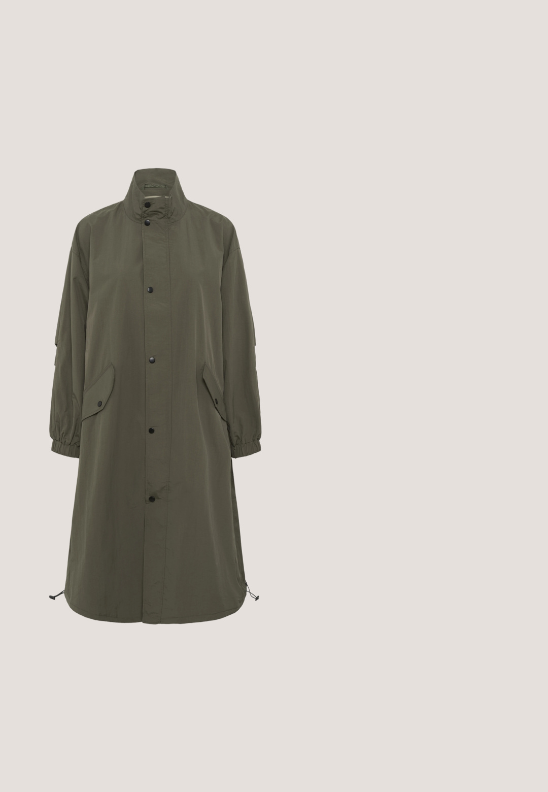 Manteau long vert olive, avec un col haut, des boutons pressions, des poches latérales et des poignets élastiques. Matière lisse et légère avec un ourlet réglable.; Cardigan en maille vert olive, design court, col rond, manches longues, fermeture à boutons sur le devant, tissu texturé, quatre boutons visibles.; Pull à rayures vert clair et crème, à manches courtes, avec un col rond et une texture douce. Design simple, adapté à un look décontracté.; Pantalon large taille haute vert olive avec fermeture par bouton et fermeture éclair, passants de ceinture et ourlets effilochés.; Baskets basses en daim vert olive avec talon blanc, lacets roses, bandes blanches sur les côtés et semelle en caoutchouc marron.; Sac à main en cuir vert olive clair avec deux poignées supérieures et une bandoulière amovible dotée d'une boucle et d'une fermeture argentées.