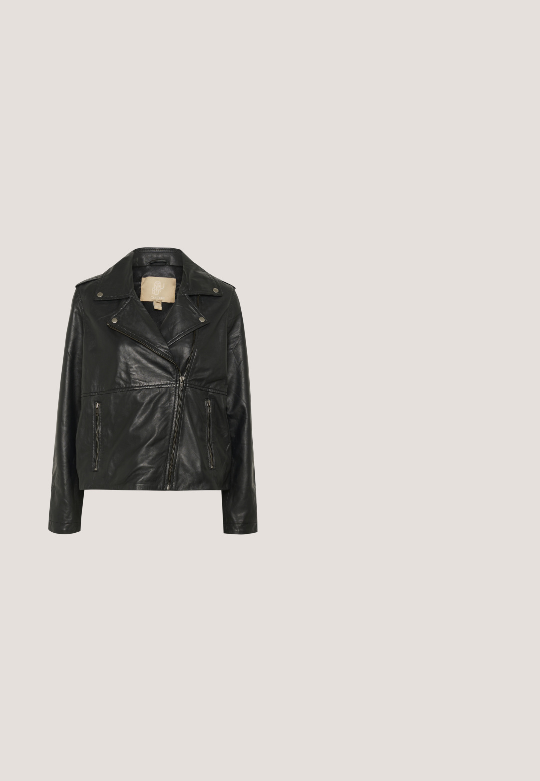 Zwarte leren motorjack met een gesneden kraag, asymmetrische rits, twee voorste ritszakken en minimale stikdetails.; Zwarte geribbelde t-shirt met korte mouwen en een gegolfde zoom. Beschikt over een ronde halslijn en een geweven stof. Label bevestigd aan de hals.; Maxirok met luipaardprint in beige en bruine tinten. Voorzien van een elastische tailleband en een vloeiende silhouet. Gemaakt van een lichte stof.; Zwarte leren enkellaarsjes met een spitse neus, gebogen zijkanten en een lage blokhak. Voorzien van een ritssluiting en een gladde textuur.; Zwarte gevlochten leren schoudertas met een enkele band en een halvemaanvormige bovenopening, weergegeven op een witte achtergrond.; Gouden gedraaide hoepel oorbellen met een gladde, reflecterende afwerking en een lichtgewicht ontwerp. Voorzien van een post-achterkant sluiting voor veilige bevestiging.