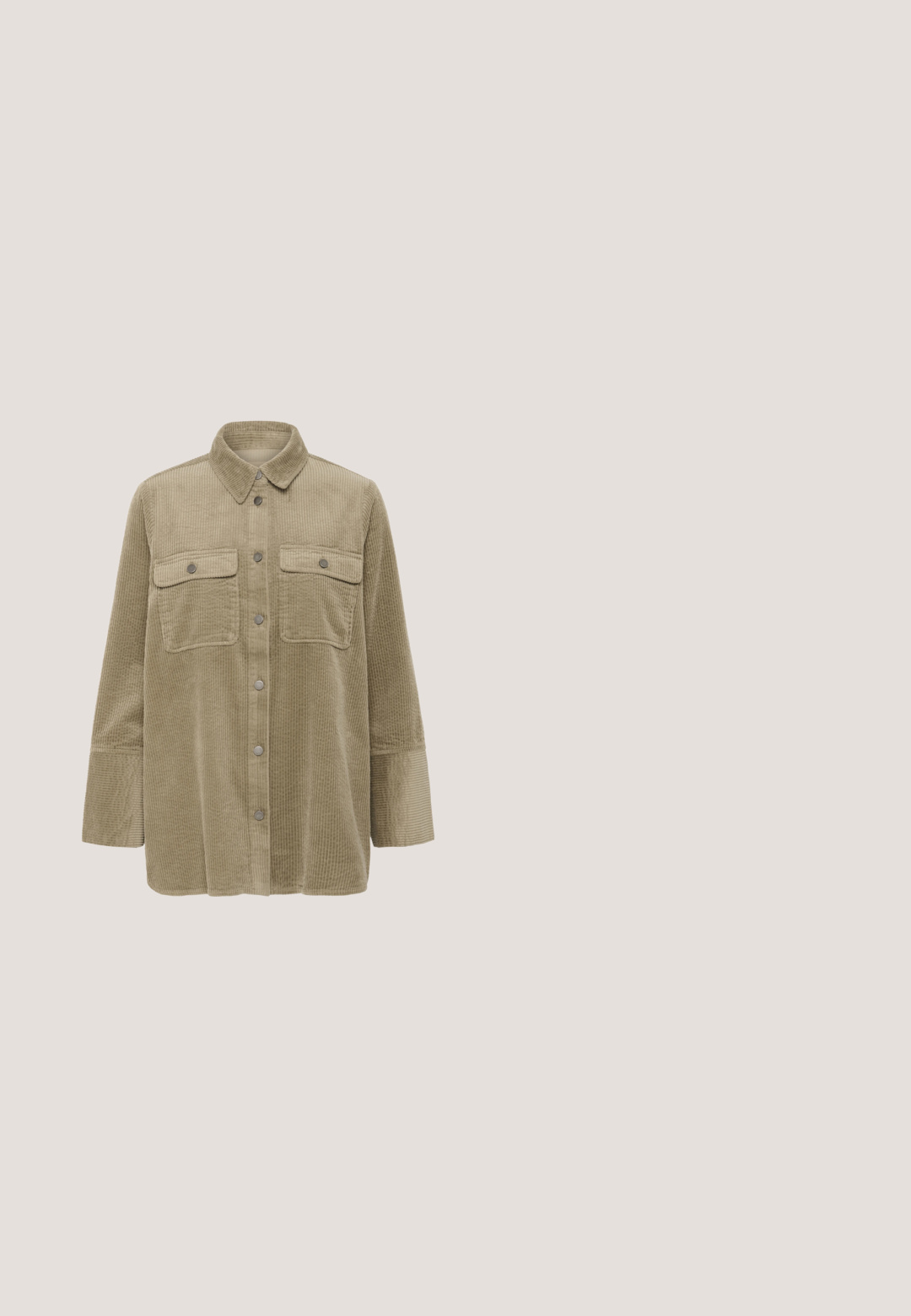 Veste chemise en velours côtelé beige à boutons avec deux poches à rabat sur la poitrine et des manches longues, présentée sur fond blanc.; Culture CUBroderie - Blouse - black whitecap; Shorts vert olive en tissu doux avec une taille élastique et un cordon de serrage. Comprend deux poches avant et une coupe décontractée.; Baskets basses vert clair avec semelle blanche, lacets à l'avant, languette blanche au talon et logo "s.Oliver" sur le côté.; Sac bandoulière vert foncé avec poche avant zippée, détail rabat et sangle d'épaule réglable.; Boucles d'oreilles en métal doré avec un design lisse et arrondi et un léger cône. Elles sont dotées d'un fermoir sécurisé et d'une finition lisse et polie.