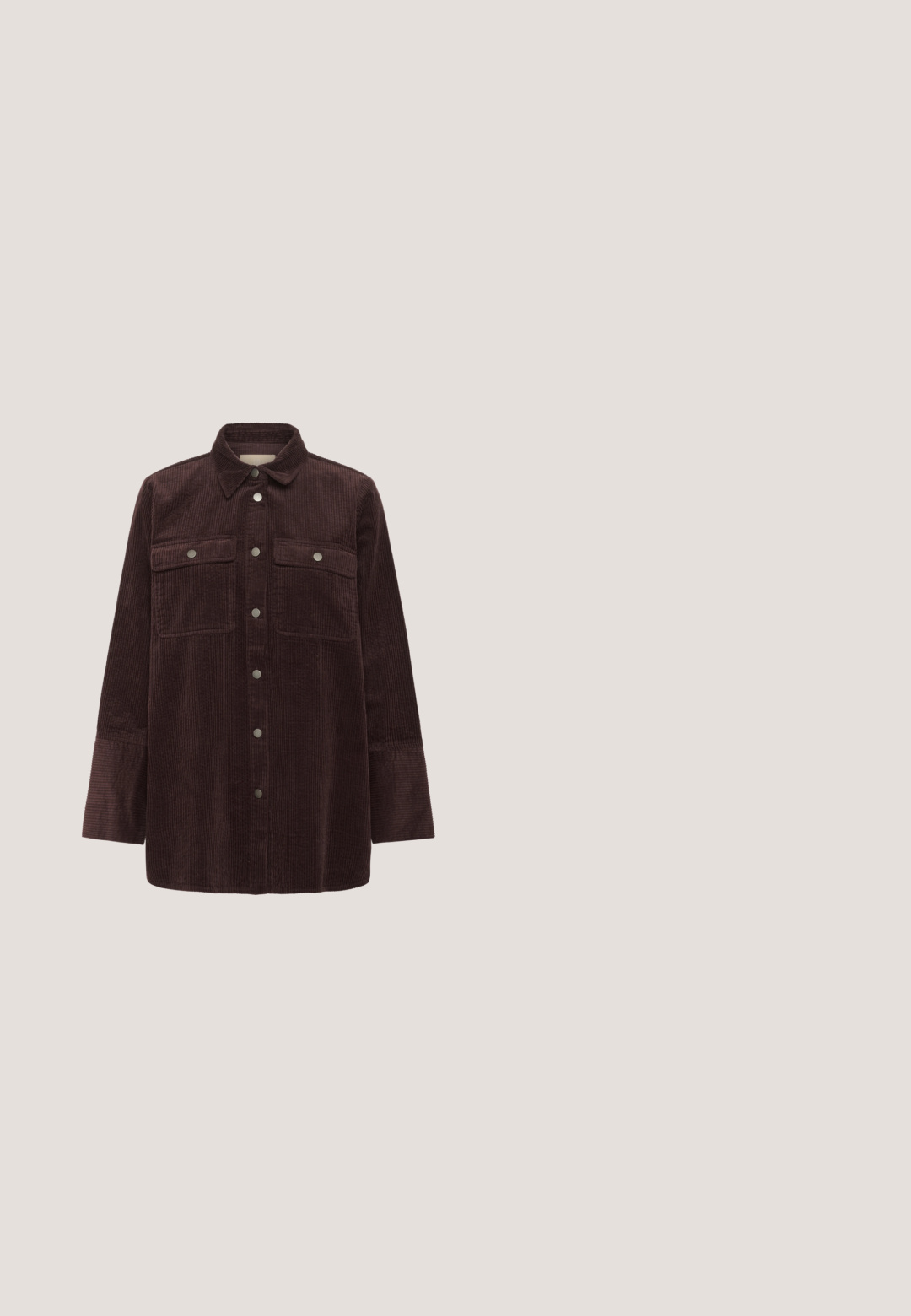 Veste chemise en velours côtelé marron foncé avec des boutons-pression à l'avant, deux poches poitrine avec rabats, et des manches longues avec des poignets larges.; Pull en tricot à rayures roses et marron avec un col crème, comportant trois boutons au niveau du cou et des poignets et un ourlet côtelés.; Pantalon large en denim gris avec taille à cordon et poches avant, confectionné en tissu en coton doux et résistant.; Baskets en daim rouge avec des accents bleus, une semelle marron et des lacets, suspendues au-dessus d'une surface en béton avec des escaliers flous en arrière-plan.; Sac à main en cuir brillant bordeaux foncé avec une seule bandoulière, accompagné d'une petite pochette zippée assortie.; Trois bracelets en argent : une chaîne à maillons, une chaîne épaisse avec une fermeture, et une chaîne délicate avec des breloques, mettant en valeur des textures et des designs variés.