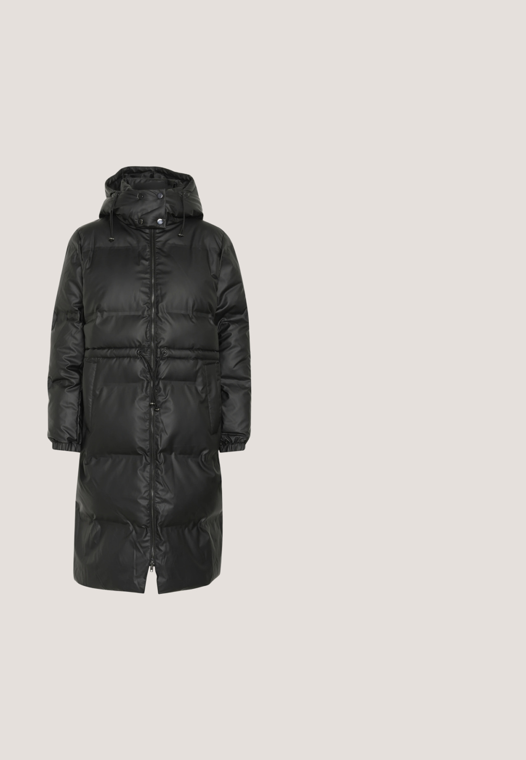 Sort polstret vinterjakke med hætte, som har lynlåslukning, snoretræk i taljen og elastiske manchetter for en tætsiddende pasform.; Sort turtleneck sweater med et cropped design, lavet af fluffy stof. Har brede ærmer og en ribbet tekstur ved kraven.; Grå teksturerede bukser med bred benvidde og et subtilt mønster, der har en mid-rise talje og sidelommer.; EMU Australia Vinterstøvler - black; Sort læder hobo taske med en glat, struktureret overflade. Har en bred rem og en afslappet, rund form med en central søm detalje.; Sølv øreringe med jævnt fordelte kegleformede nitter, vist forfra og fra siden på en hvid baggrund.