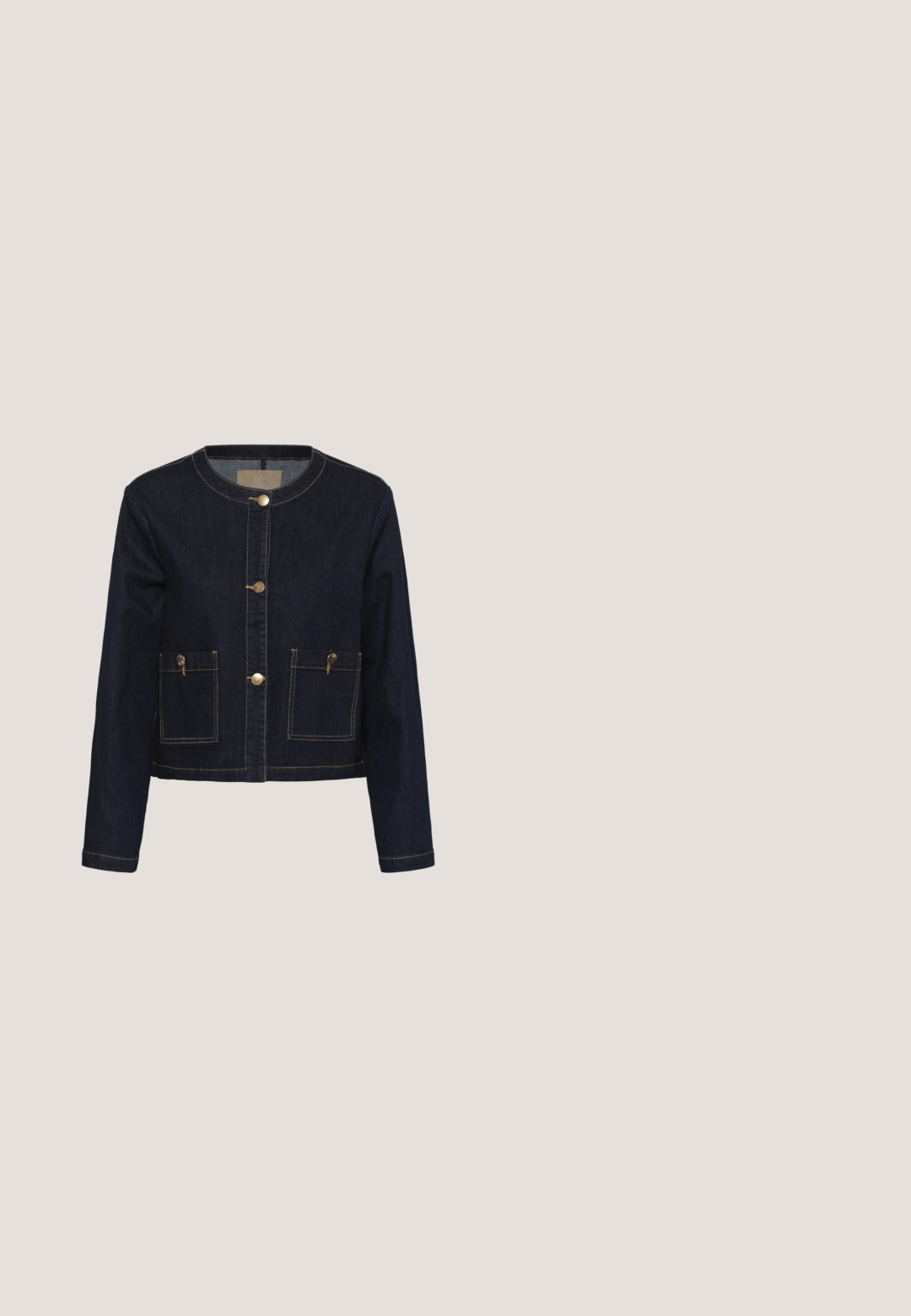 Dunkelblaue Jeansjacke mit rundem Ausschnitt, langen Ärmeln, vier Messingknopfverschlüssen und zwei aufgesetzten Taschen vorne mit Knöpfen.; Weißes Kurzarm-Stricktop mit schwarzen horizontalen Streifen, rundem Ausschnitt und gerippten Bündchen und Saum.; Gestuz SUMMER WIDE - Wide Leg - unwashed denim; Bordeauxfarbene und cremefarbene Ledersneaker mit Wildlederelementen, ausgestattet mit zwei diagonalen Streifen, einer strukturierten Gummisohle und einem runden Zehendesign.; Dunkelrote, strukturierte Ledertasche mit doppelten Schulterriemen und weitem offenem oberen Bereich vor einem schlichten hellen Hintergrund.; Dunkellila Harzohrringe in Form von Mondsicheln, mit silbernen Metallakzenten und klaren Kunststoffrückseiten für sicheren Halt.