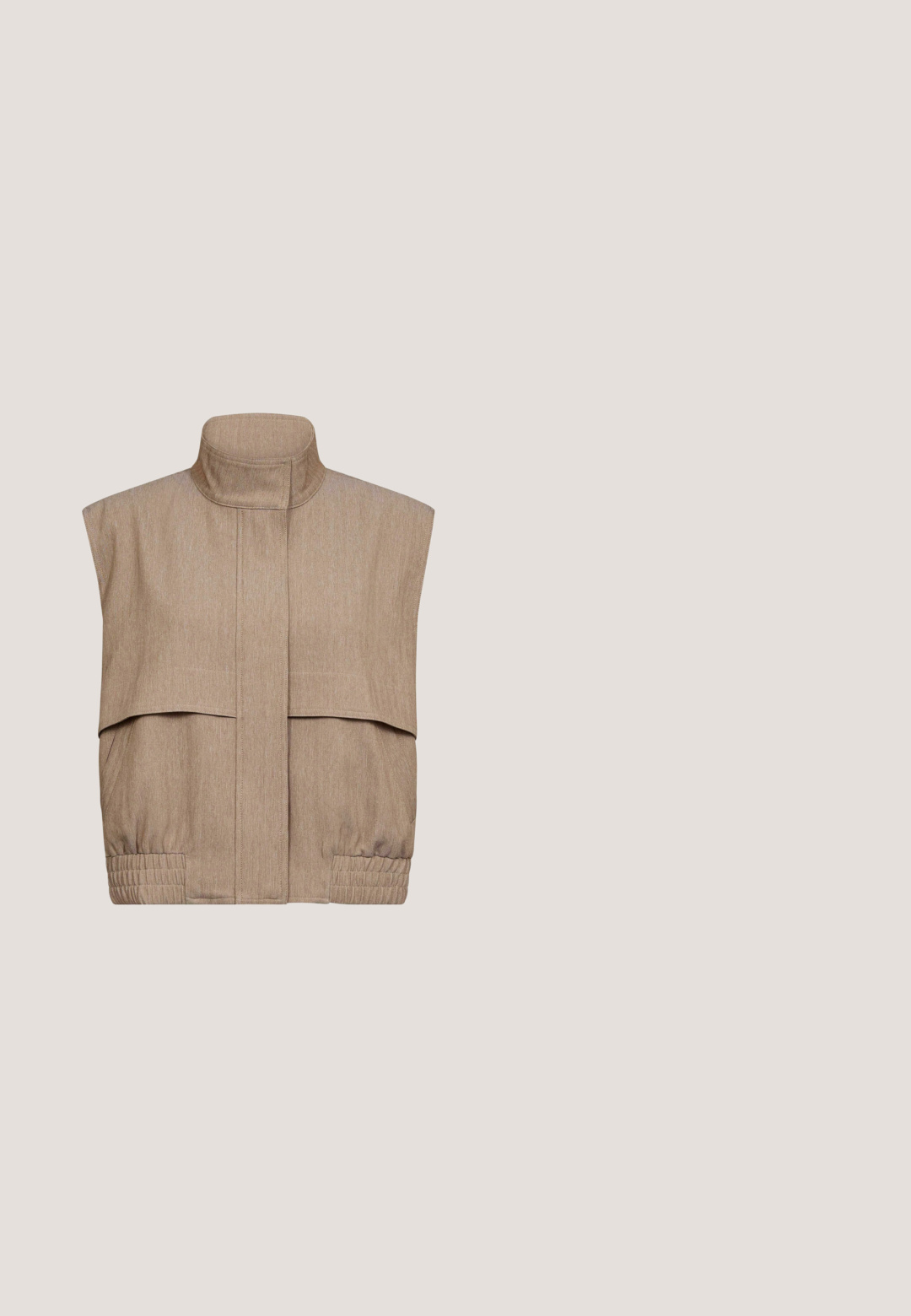 Veste sans manches beige avec un col haut, une taille élastique, des poches à rabat à l'avant et un tissu texturé dans un design moderne et court.; Top à manches courtes rayé en crème et beige, avec un col rond à côtes et une texture tricot douce. Idéal pour un style décontracté.; Pantalon beige à jambes larges avec fines rayures verticales marron et taille élastique, présenté sur fond blanc.; Sandale beige avec deux larges sangles en suède, une ouverture cintrée et une semelle en caoutchouc noir dotée d'un profil texturé pour une meilleure adhérence.; Lunettes de soleil œil de chat noires avec des verres teintés marron vues de face sur un fond blanc.; Sac d'épaule en crochet marron avec doublure intérieure, orné de petits charms coquillages et étoiles de mer dispersés sur le motif tissé.