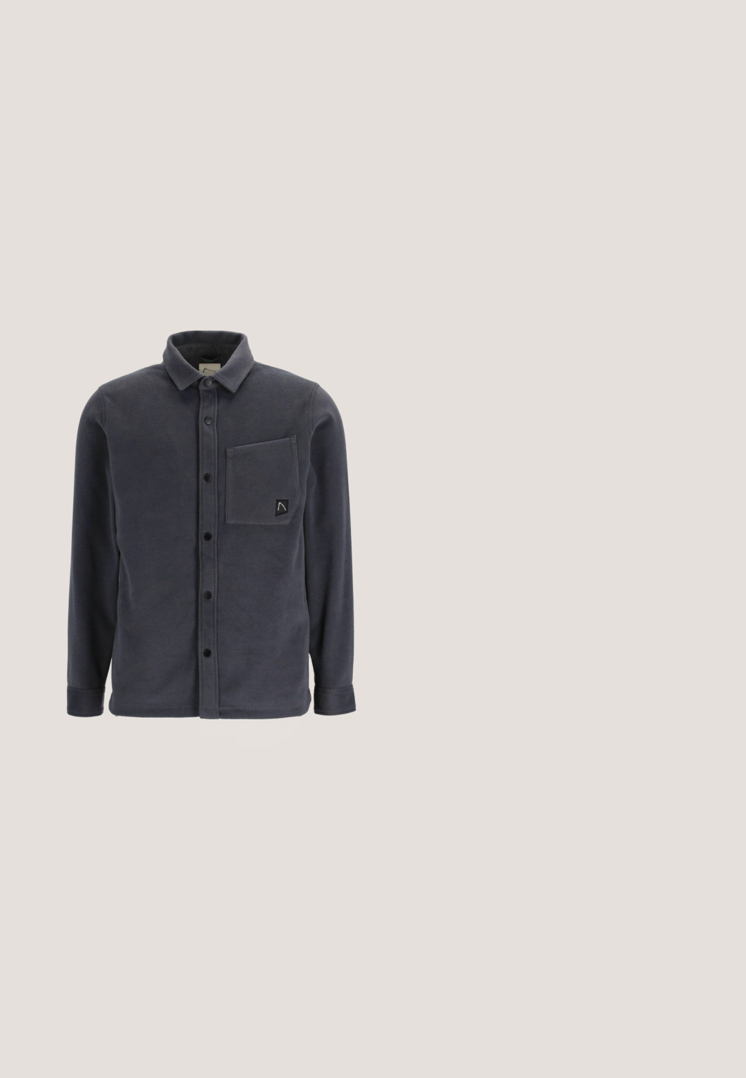 Dunkelblaue Button-Down-Hemd aus strukturiertem Fleece, mit Kragen, langen Ärmeln und einer Brusttasche mit Logopatch.; Hellgraues Sweatshirt mit Rundhalsausschnitt, langen Ärmeln, strukturierter Stoff, gerippte Bündchen an Ärmeln und Saum, mit einem dezenten V-Stich am Halsausschnitt.; Hellblau-weißer gestreifter Baumwoll-T-Shirt mit kurzen Ärmeln und Rundhalsausschnitt. Besitzt ein kleines braunes Logo auf der Brust.; Hellblaue Jeans aus Denim mit geradem Bein, fünf Taschen und einem vorderen Knopfverschluss mit kontrastierenden Nähten.; Schwarzer Leder-Low-Top-Sneaker mit schwarzen Schnürsenkeln und weißer Gummisohle, von der Seite auf weißem Hintergrund gezeigt.; Kleine schwarze Leder-Umhängetasche mit vorderer Reißverschlusstasche und verstellbarem Riemen, isoliert vor weißem Hintergrund.