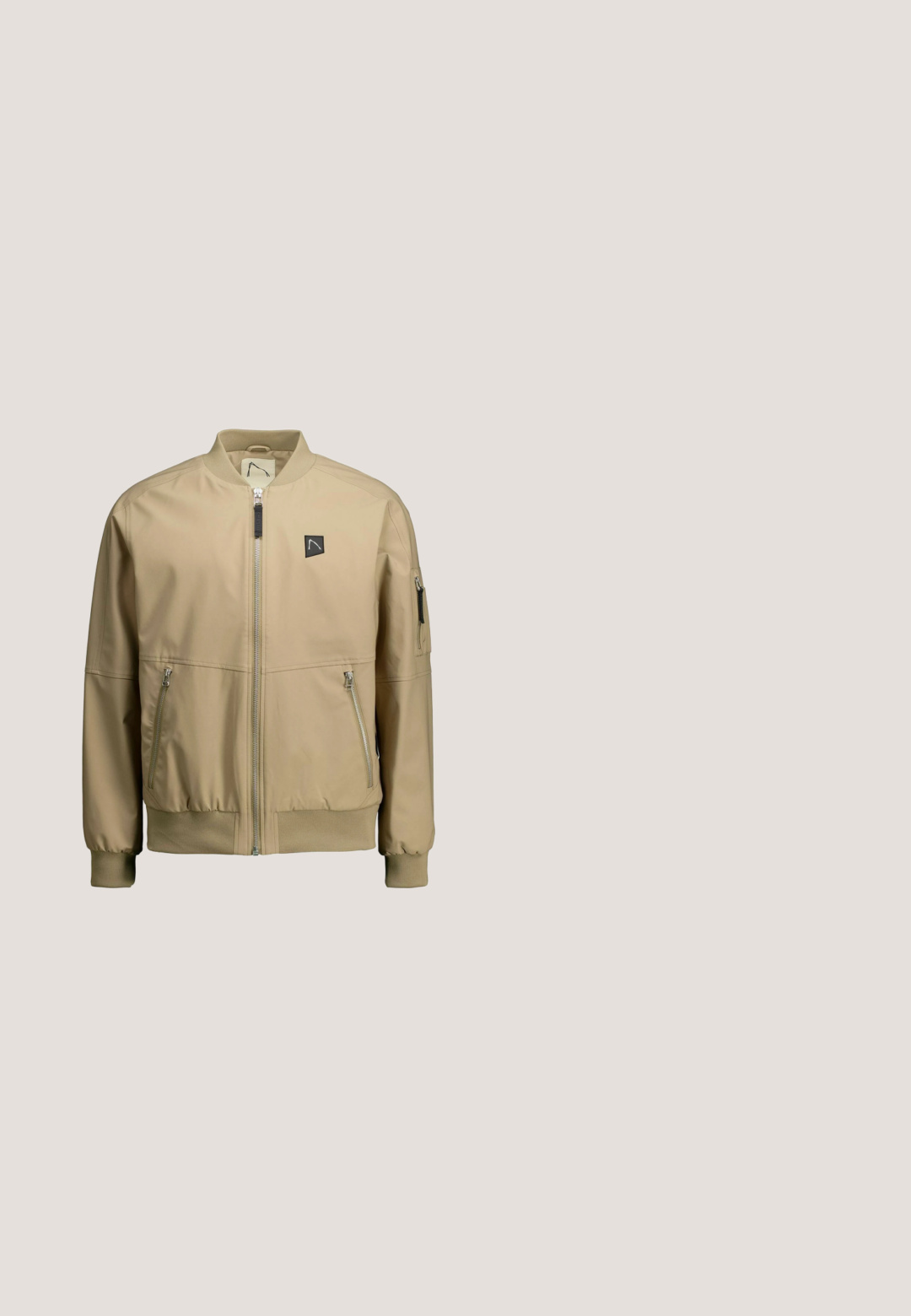 Cazadora bomber de color beige claro con cierre frontal de cremallera, puños acanalados y dos bolsillos laterales con cremallera. Presenta un pequeño logo en el pecho izquierdo.; Sudadera con capucha de manga larga en azul claro, con cierre de cremallera y un bolsillo en el pecho con cremallera negra. Fabricada en un material texturizado con detalles cosidos.; Camiseta de algodón gris con mangas cortas, cuello redondo y corte relajado. Textura suave, diseño minimalista sin patrones ni acentos.; Pantalones cortos de sudadera beige con cinturilla elástica y cordón ajustable. Fabricados con material suave, cuentan con bolsillos laterales y dobladillos acanalados.; Zapatilla de cuero color beige con puntera redonda, cordones planos, detalles perforados en los laterales y una suela de goma gruesa y texturizada. Forro de cuero natural.; Riñonera verde oliva con cremallera negra y tirador rojo, correa negra ajustable y parche con el colorido logo de Montagne en el centro frontal.