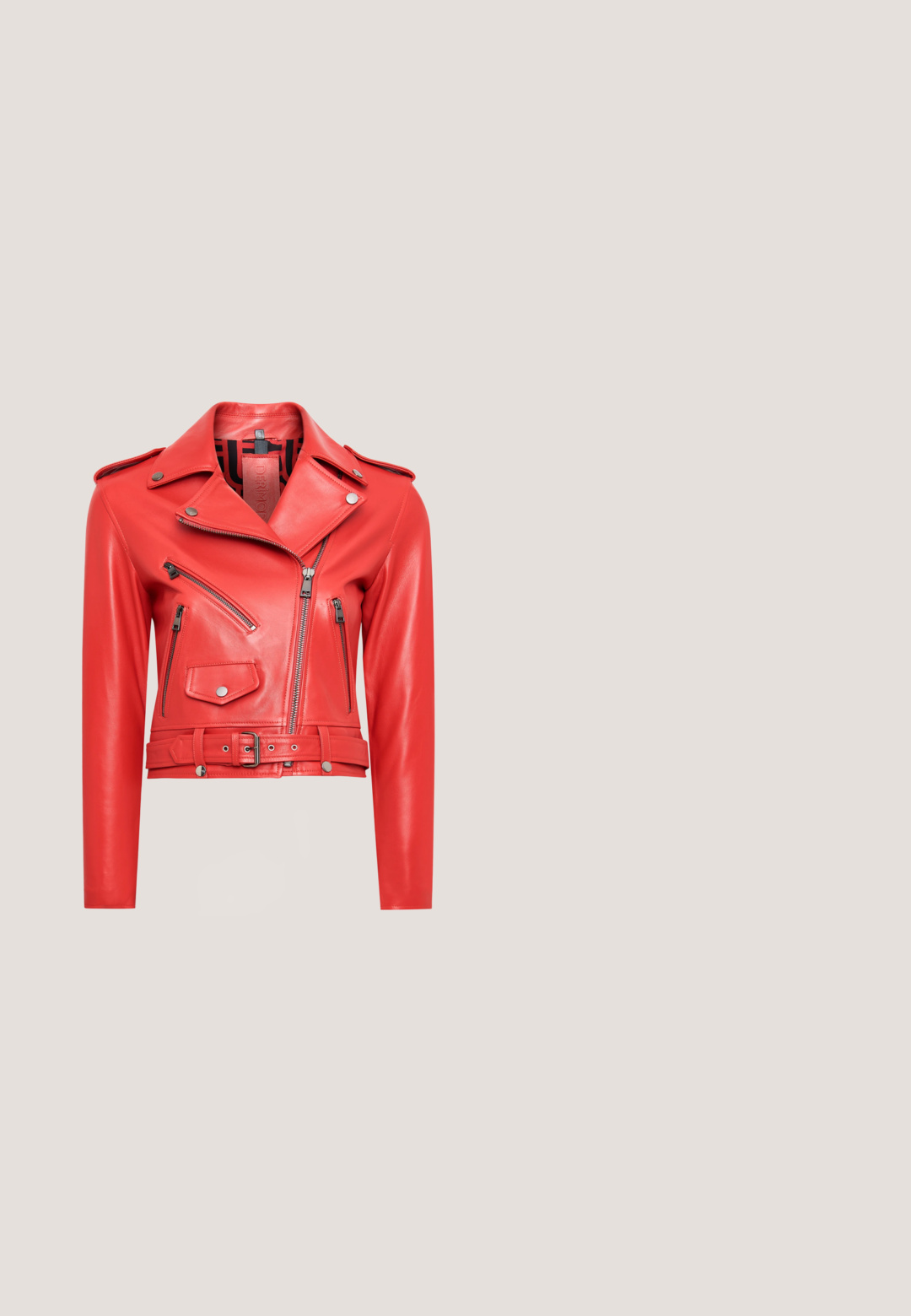 Veste de motard en cuir rouge avec un design court, présentant des fermetures éclair asymétriques, des boutons-pression et une taille ceinturée.; Robe maxi sans manches noire avec un motif floral de grandes fleurs rouges. Tissu lisse et léger avec une silhouette fluide.; Escarpin à talon haut en cuir verni rouge avec un bout pointu et une silhouette élégante. Présente un talon aiguille et une finition lisse et réfléchissante.; Lunettes de soleil rectangulaires rouges avec des verres foncés et de petits strass le long du bord supérieur, marque Guess sur la branche.; Pochette rouge en tissu en forme de coquillage avec texture plissée et deux fermoirs imitation perle sur le dessus.; Pendentif en forme de cœur rouge avec une finition brillante, effet de goutte, orné de cristaux rouges, suspendu à un fermoir en métal de couleur or.