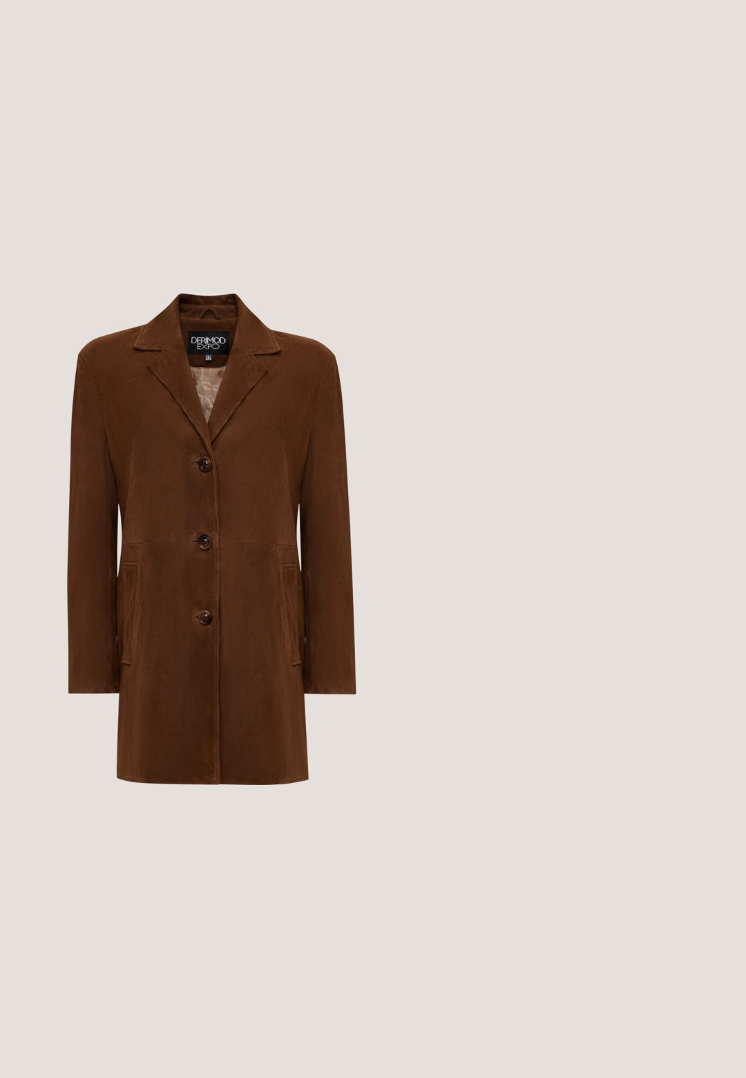 Blazer en daim marron avec col cranté, fermeture à un bouton, poches latérales et doublure intérieure lisse.; Chemise en denim bleu clair à manches longues, col pointu, deux poches poitrine, patte de boutonnage et texture subtile. Pas de motifs visibles.; Jean en denim bleu à coupe droite, taille haute et décoloration subtile. Présente une fermeture à bouton et un design classique à cinq poches. La texture est lisse.; Botte en suède marron, hauteur genou, avec des franges sur le côté et un talon en bloc empilé.; Écharpe carrée couleur rouille avec bordure de fleurs blanches et orange et texte en cursive blanche « Andiamo Amore Mio » au centre.; Ceinture en cuir marron avec une large boucle en argent texturée. La ceinture a une finition lisse et comporte plusieurs trous de réglage.