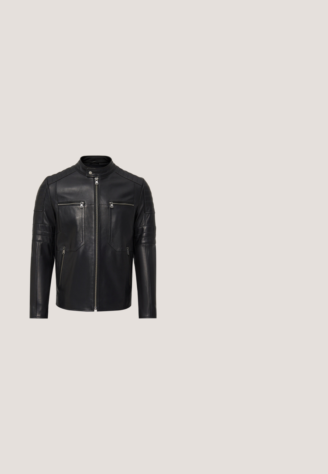 Chaqueta de cuero negro con cierre frontal, dos bolsillos en el pecho y dos bolsillos laterales. Paneles de hombro detallados con textura acolchada.; Jersey negro de manga larga con cuello redondo, puños y dobladillo acanalados, mostrado sobre un fondo blanco.; Camiseta de manga corta rosa suave con cuello redondo y un pequeño logo de corona bordado en el pecho izquierdo.; Pantalones vaqueros de mezclilla lavada negra de pierna recta con cinco bolsillos, trabillas para cinturón y una etiqueta de la marca Lee en la cintura.; Bota de cuero negra hasta el tobillo con punta redonda, collar texturizado, cordones planos, suela de goma y detalle de etiqueta naranja. Acentos cosidos a lo largo del borde.; Bolso bandolera de cuero negro texturizado con herrajes plateados, cierre de cremallera, correa ajustable y pequeño logo de la marca en el centro frontal.