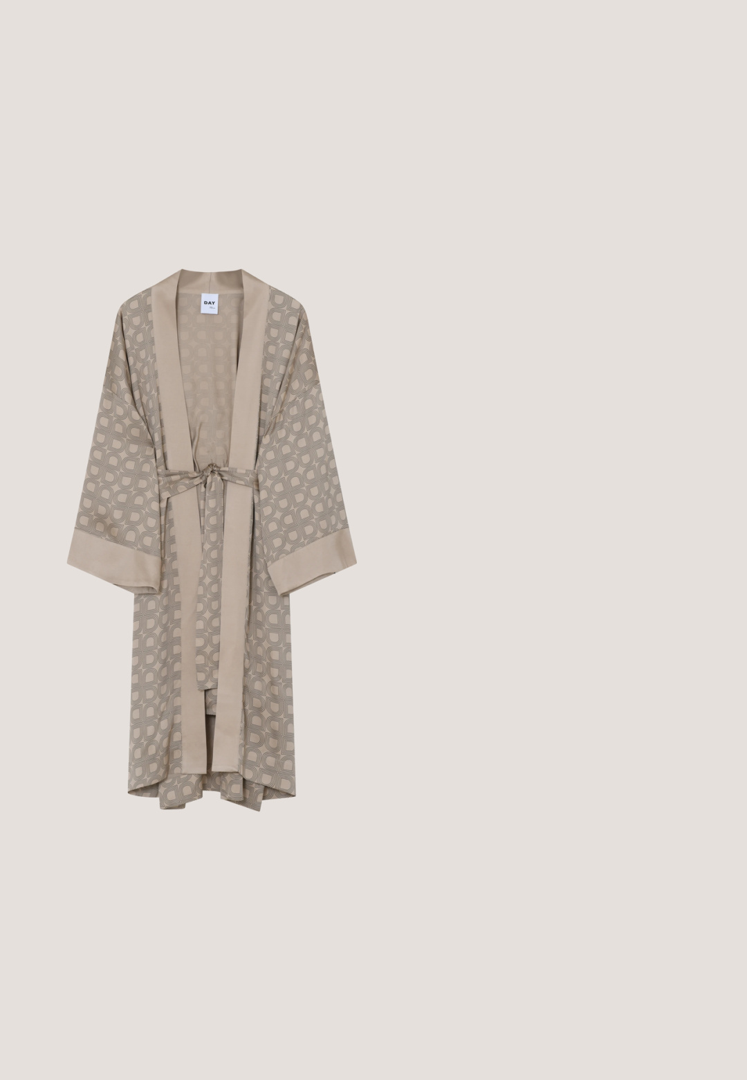 Bata estilo kimono beige con patrones geométricos, mangas anchas, cuello chal y cinturón desmontable atado a la cintura.; Jersey de punto crema con patrón de encaje abierto, escote en V profundo con ribete de canalé azul marino y puños y bajo de canalé azul marino.; Pantalones cortos de imitación cuero negro con cinturilla elástica, botón a presión en la parte delantera, grandes bolsillos de parche en la parte delantera y dobladillo recto.; Botas de ante negras por encima de la rodilla con tacón ancho y suela acanalada, perfil lateral sobre un fondo claro y liso.; Gafas de sol cuadradas grandes negras con lentes oscuros degradados y finos detalles dorados en las patillas, exhibidas sobre una superficie blanca.; Bolso bandolera de cuero negro con correa ajustable, cierre de solapa frontal y logo circular en relieve sobre superficie de textura suave.