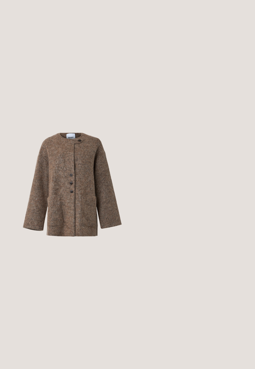 Veste en laine brune duveteuse avec encolure ronde, poches plaquées à l'avant et trois boutons noirs sur patte asymétrique.; Écharpe multicolore avec des motifs à carreaux en jaune, bleu, rose, rouge et vert. Confectionnée en tissu léger et lisse avec une texture douce.; Jupe longue noir et blanc avec un imprimé graphique représentant un visage, dotée d'une texture lisse et d'une silhouette ajustée.; Chaussure femme grise en cuir verni à bride en T avec bout noir, accent bleu clair et talon bloc sur fond uni.; Écharpe carrée beige avec des pois noirs uniformément espacés et une fine bordure noire sur fond blanc.; Sac fourre-tout tissé en cuir marron foncé et noir, doté de poignées tressées et d'un motif carré, avec une forme structurée et une texture lisse.