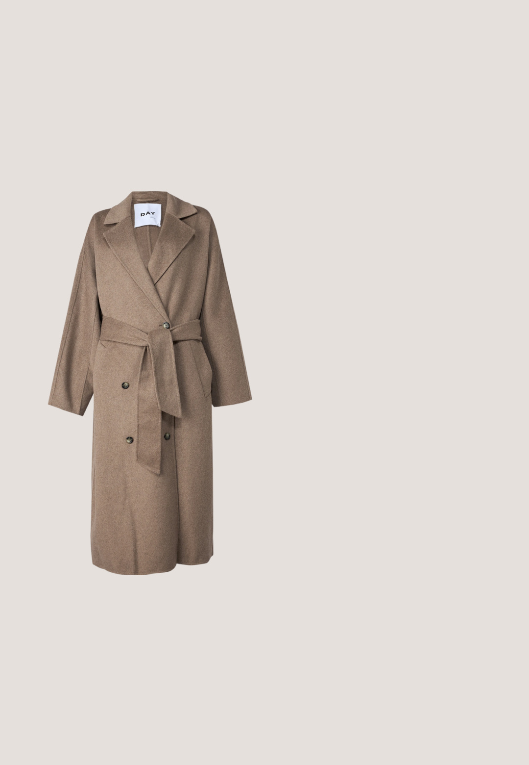 Lang brun uldblandingsfrakke med sjalskrave, dobbeltstående knaplukning, bælte i taljen og påsatte lommer. Blødt, tekstureret stof.; Lys cremefarvet sweater med lange ærmer, rund halsudskæring og ribbenet kant. Lavet af et blødt materiale med en glat tekstur.; Grå, vide bukser lavet af vævet stof med en tekstureret overflade, med en tætsiddende talje og plisseret frontdesign, to sidelommer.; Sort ruskind ankelstøvle med rund tå, kort skaft og lav stablet hæl. Glat tekstur uden synlige mønstre eller pynt.; Beige uldskærf med frynser i enderne og en lille hvid label tæt på den ene kant, vist fladt på en hvid baggrund.; Sort læder skuldertaske med brede stropper og diskret guldlogo i midten nederst mod en ensartet lys baggrund.