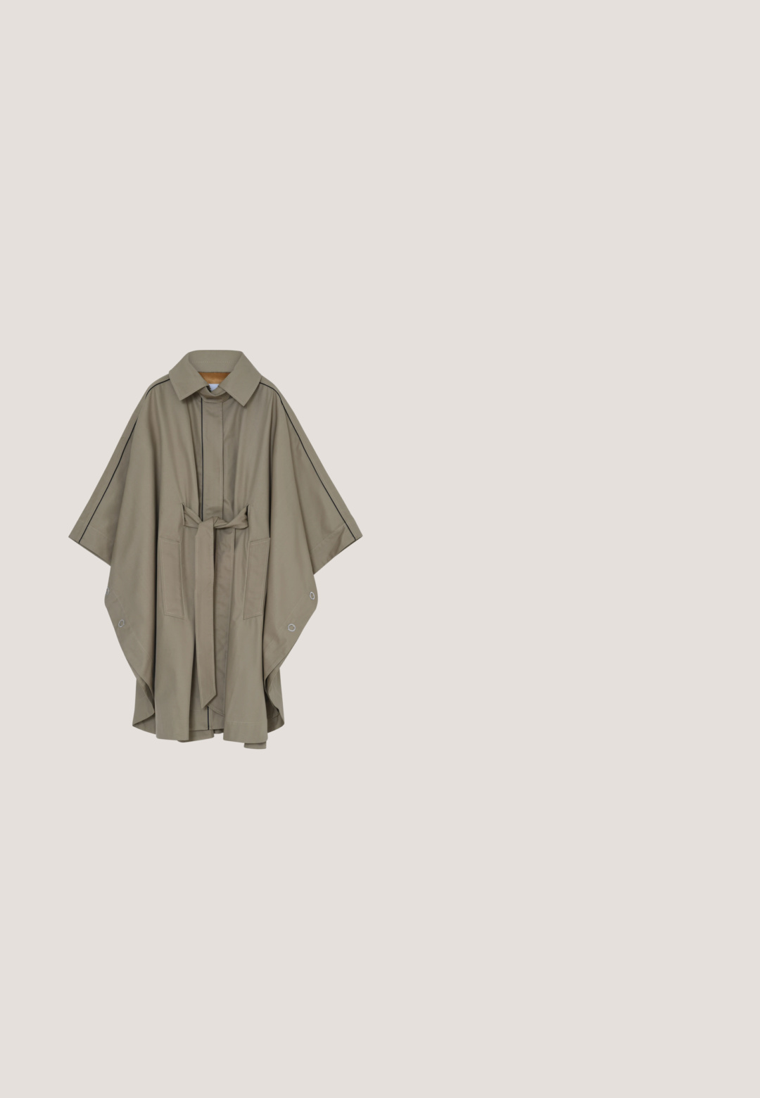 Trench beige à manches larges, col, ceinture nouée à la taille, deux poches avant et détails de boutons sur les bords des manches, présenté sur fond blanc.; T-shirt à manches courtes en maille côtelée avec des rayures horizontales crème, vert olive et jaune moutarde, silhouette ajustée, encolure ronde.; Jean blanc à jambes droites avec poches avant, passants pour ceinture, fermeture par bouton et détails de coutures visibles.; Bottine en suède marron avec bout pointu, fermeture éclair latérale et petit talon carré sur fond clair uni.; Petit sac à bandoulière beige en daim avec un design doux et incurvé et une sangle épaisse unique sur un fond uni.; Bracelet manchette en or avec un design torsadé, présentant une surface texturée et des accents lisses. Ouvert aux extrémités pour un ajustement réglable.