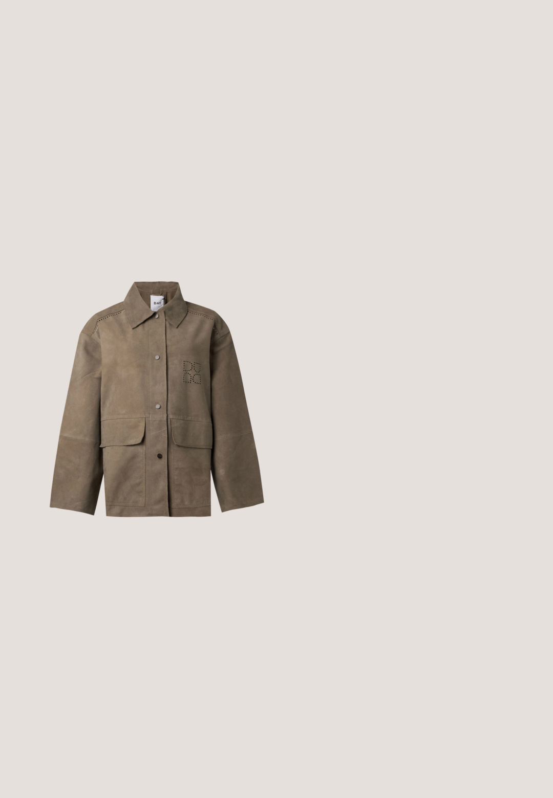 Braune Wildlederjacke mit Knopfverschluss, zwei vorderen Klappentaschen, perforiertem Logo auf der Brust und klassischem Kragen.; Schwarzes kurzärmliges Oberteil mit weiter Passform und durchgehendem dunkelbraunem Blumenmuster, mit rundem Ausschnitt und Marimekko-Label.; Dunkle Denim-Hosen mit weitem Bein, hohem Bund, gebundenem Gürtel und kontrastierenden orangen Nähten. Mit klassischem Fünf-Taschen-Design.; Schwarze Leder-Stiefel bis zum Knie mit strukturiertem Finish, seitlichem Schnallenakzent und niedrigem Absatz. Detaillierte Steppnähte entlang der Nähte.; Braune Leder-Tote-Tasche mit geschwungenen Steppnähten, einem einzelnen oberen Griff, abnehmbarem Schulterriemen und kleiner rechteckiger Metall-Logoplatte.; Paar glänzende goldfarbene Creolen mit verschlungenem, verdrehtem Design auf schlichten weißem Hintergrund.