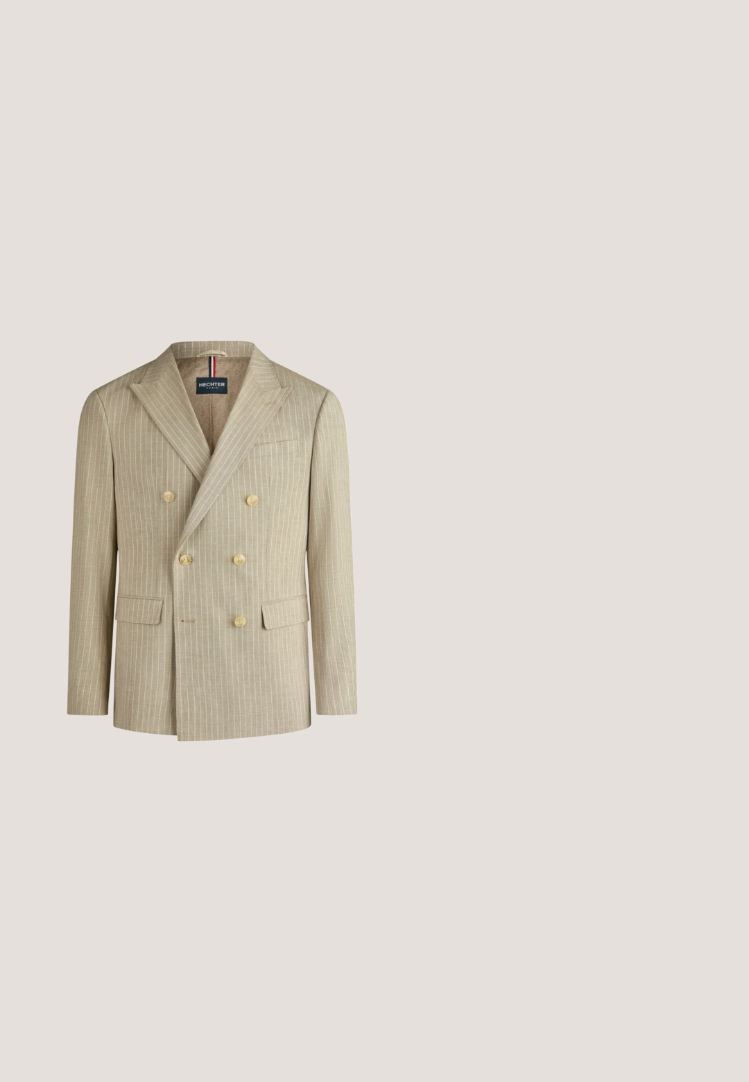 Beige dobbeltradet blazer med tynde hvide lodrette striber, seks knapper, hakkede revers og klaplommer fra Hechter Paris.; Hvid langærmet skjorte lavet af glat stof med standard krave, frontlukning med knapper og afrundet kant. Ingen synlige mønstre eller accenter.; Grå skræddersyede bukser med en glat tekstur, lige pasform og en diskret detalje med en frontlomme. Taljen er pænt afsluttet.; Grå ruskindsko med en slank silhuet, spids tå og en brun lædersål. Har minimalt syninger og en enkel snørelukning.; Sort nylon rejsetaske med dobbelthanke, justerbar skulderrem, frontlomme med lynlås og logodetalje. Glat tekstur, rektangulær form.; Brun læderbælte med en glat overflade, sølvmetalklap og røde stikninger. Klassisk design med en simpel, funktionel æstetik.