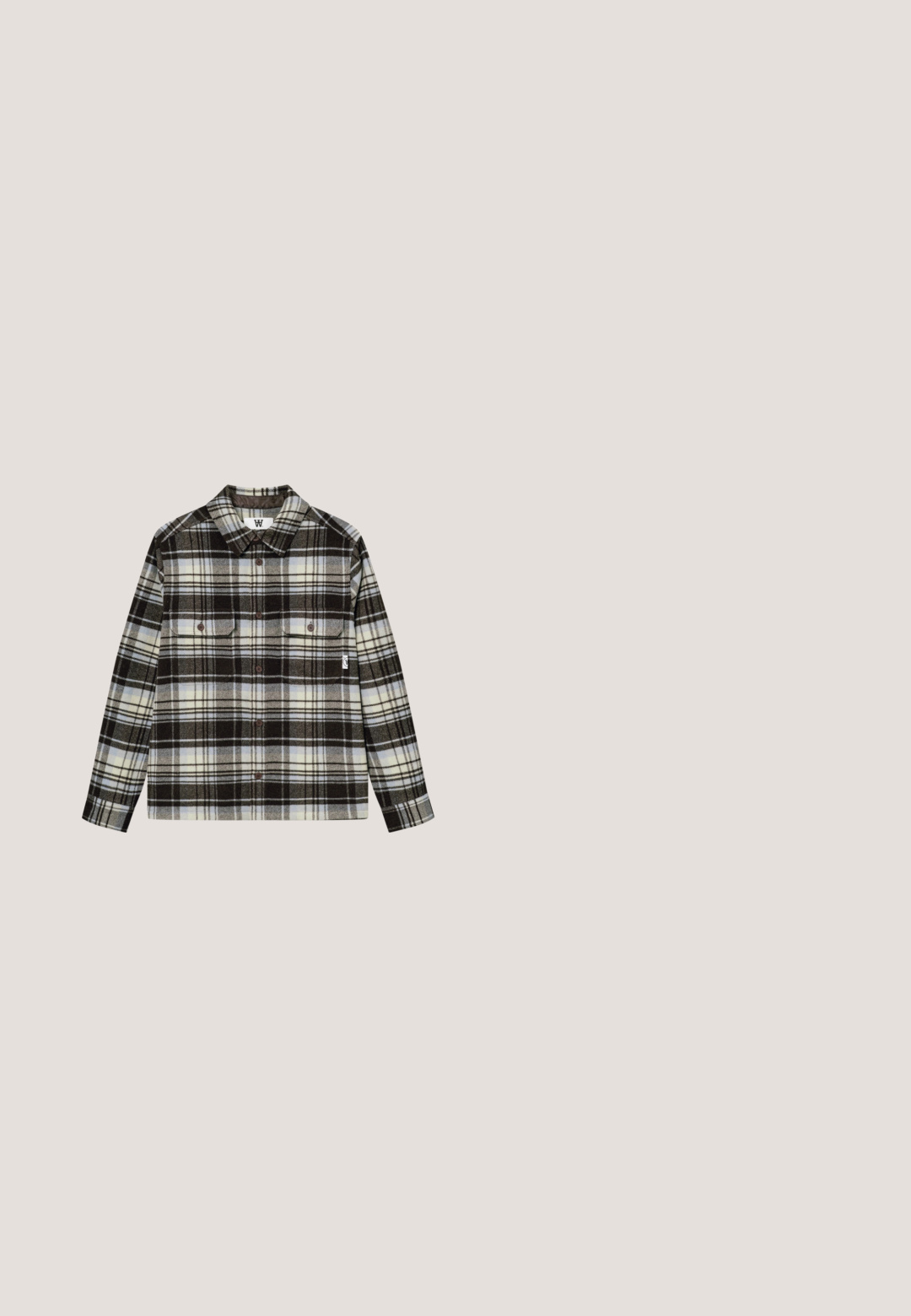 Chemise à manches longues avec boutons, motif à carreaux marron, blanc et beige, avec deux poches poitrine à boutons.; Pull en tricot noir avec des motifs en maille torsadée, col rond, épaules tombantes et ourlet côtelé. Design mi-crop avec une finition texturée.; T-shirt en coton noir à col rond et manches courtes. Présente du texte en contraste blanc sur le devant et des détails de couture visibles.; Jeans en denim gris avec une coupe slim, présentant des zones usées et des déchirures au niveau des genoux. Design à cinq poches avec une fermeture à bouton classique.; AllSaints HANK  - Bottines à lacets - black; Collier en chaîne argentée avec des maillons allongés et un pendentif circulaire gravé du mot "AMOUR", avec un bord texturé.