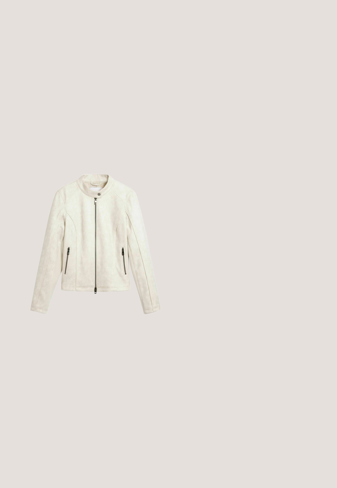 Hellbeige Kunstlederjacke mit rundem Ausschnitt, Reißverschluss vorne und zwei Reißverschlusstaschen an den Seiten. Glatte Textur und tailliertes Design.; Gelbes Kleid mit quadratischer Ausschnitt, dünnen Schulterträgern, tailliertem Oberteil und einem schwingenden, gerafften Rock. Hergestellt aus leichtem Stoff.; Hellgelbe Satinschuhüberzieher mit elastischem Öffnungsrand, entworfen, um eng an einem Schuh anzuliegen und Schutz zu bieten.; Quadratisch geformte Sonnenbrille mit braun getönten Gläsern und transparent-braunen Rahmen, mit dünnen goldfarbenen Metallbügeln.; Rechteckige goldene Metallic-Clutch mit abgerundeten Kanten, einem oberen Verschluss und einem goldenen Ketten-Schulterriemen auf weißem Hintergrund.; Goldarmband mit wechselnden schwarzen Perlen und Ketten-Links, ausgestattet mit einem runden schwarzen und goldenen Anhänger und einem Karabinerverschluss.