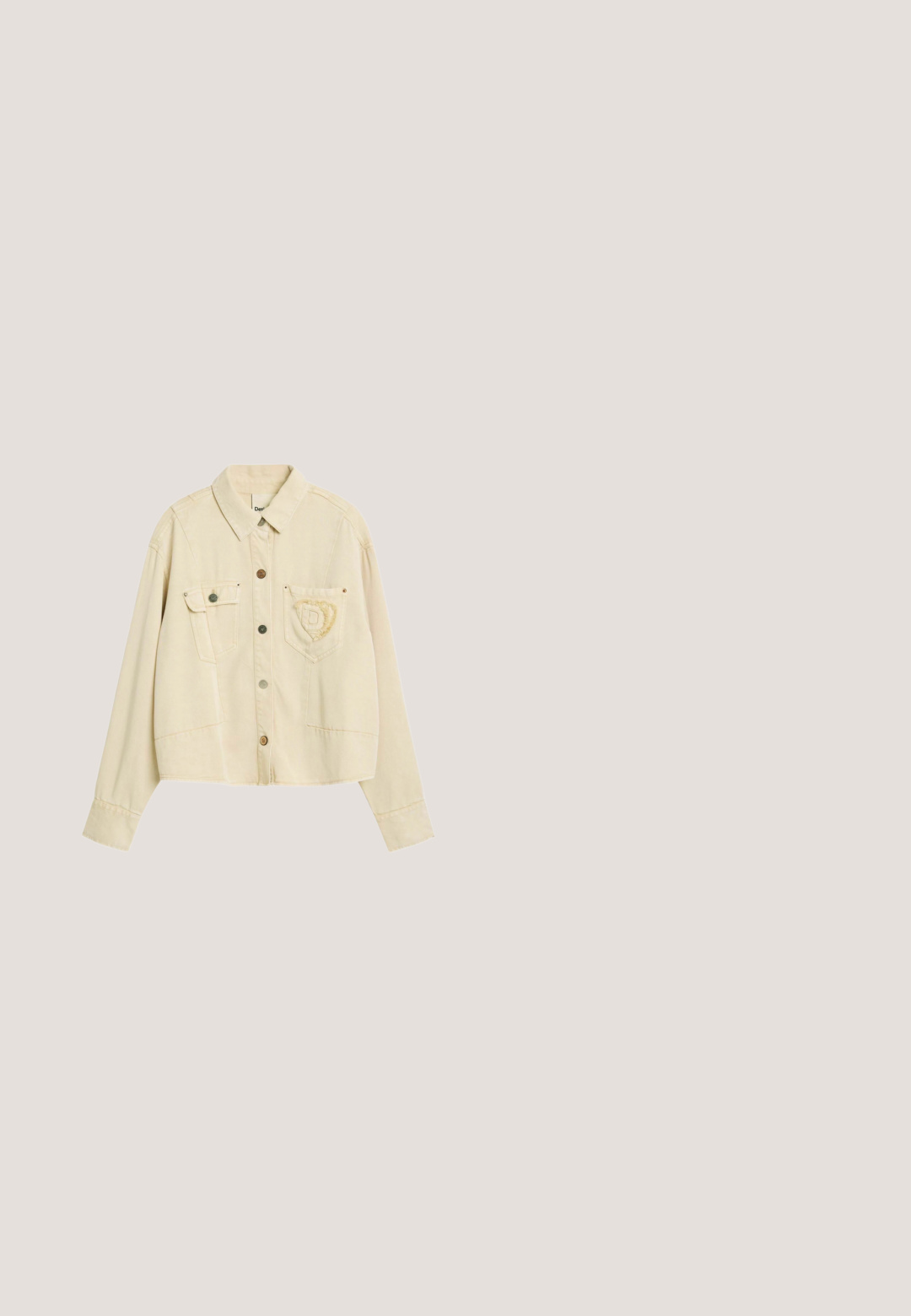 Beige jakke med knapper og krave, to brystlommer foran, hvoraf den ene har en frynset lap med et syet "D"-emblem.; Ærmeløs dameskjorte med tynde justerbare stropper og et brunt og sort batikmønster, der har strukturerede sømdetaljer.; Brune patchwork-shorts med blomstrede hæklet og hulmønstrede blonder, med elastisk linning og paneler i stof med forskellig tekstur.; Gul lædersneakers med sorte striber, snørebånd, perforeret tå og teksturerede hælforskelle mærket "adidas Japan." Gummiydersål.; Skildpaddedesolbriller med rektangulære linser, tykke stel og mørkt tonede linser. Glat tekstur og minimalistisk design.; Brun tote taske med mørkt leopardprint mønster og en frontlomme, med to afrundede håndtag til bæring.