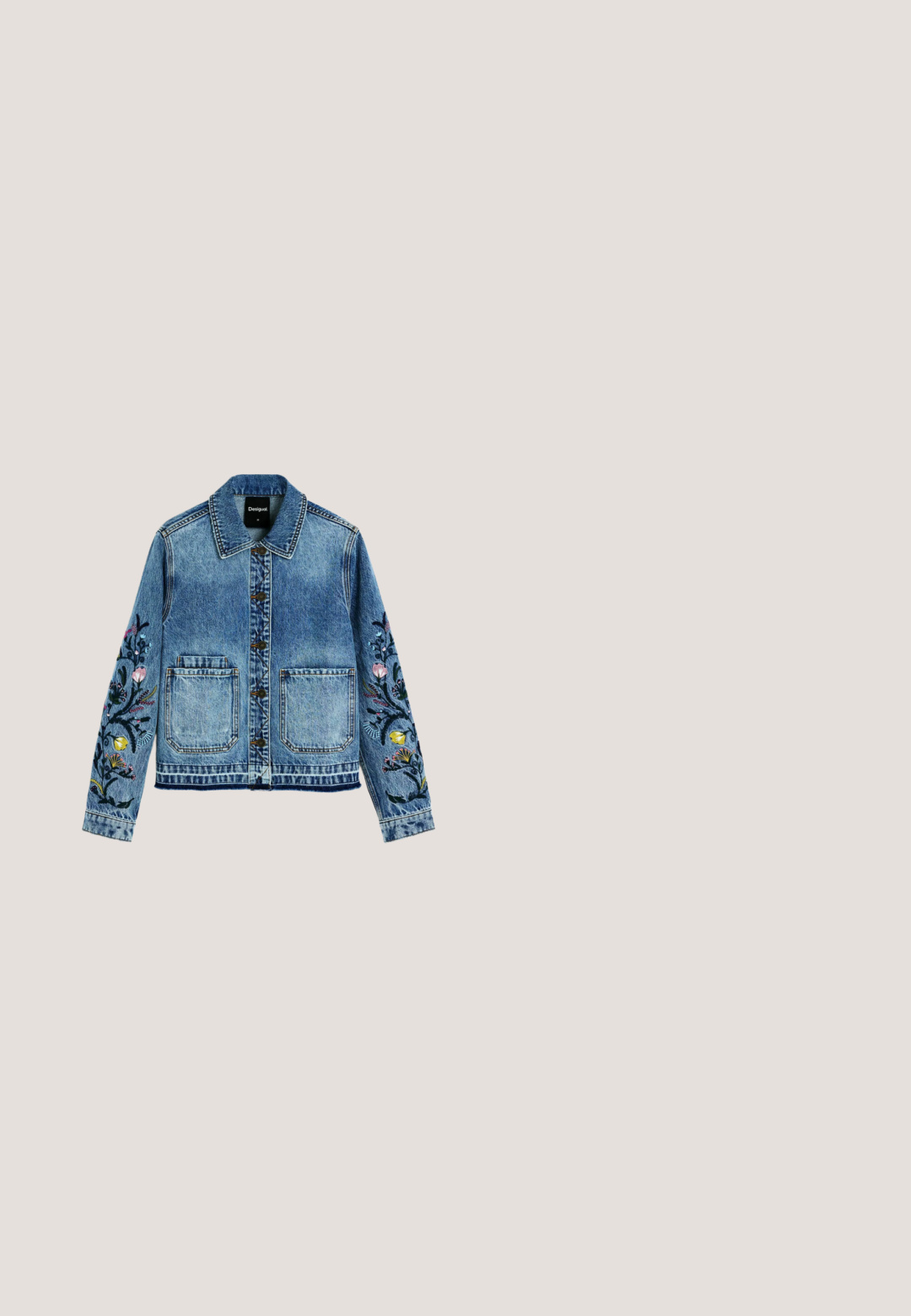 Chaqueta vaquera azul con botones delanteros, dos grandes bolsillos delanteros y bordado floral en ambas mangas.; Vestido sin mangas de color azul claro, hecho de una tela suave, con detalle de fruncido en un lado, dobladillo asimétrico y un lazo en el hombro.; Sandalia de tacón alto azul claro con tacón en forma de macaron pastel y cinta morada con lunares para atar en el tobillo.; Gafas de sol de gran tamaño con montura de ojo de gato negras, lentes oscuros y patillas interiores a rayas multicolor, con la marca "Pucci" en las varillas y lentes.; Bolso de hombro colorido con diseño tie-dye, asa fruncida, dos bolsillos verticales con cremallera en el frente y detalles ajustables con cordón en los laterales.; Pulsera de cuentas turquesas con un charm de concha marina en espiral blanca y un cierre de langosta dorado.