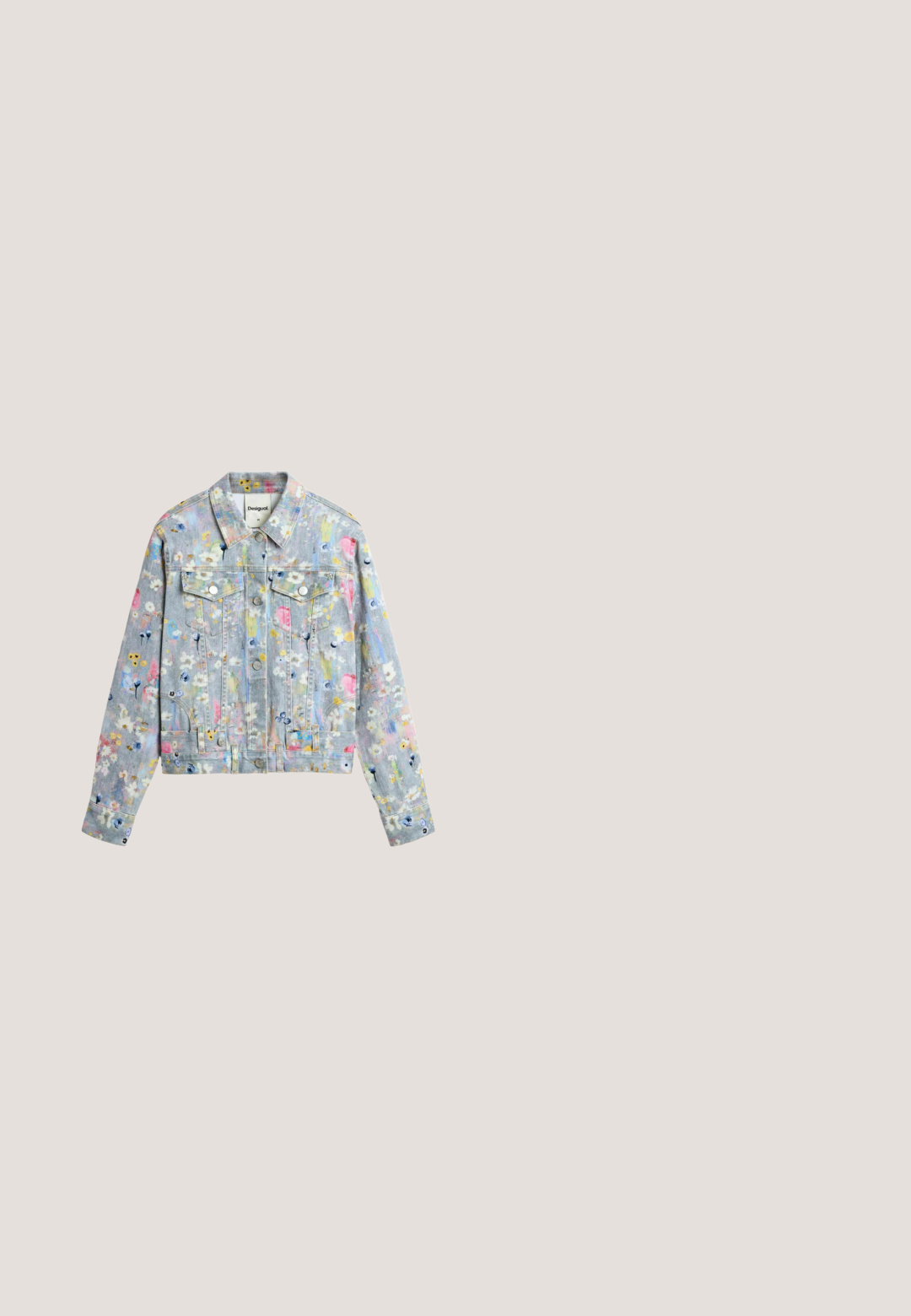 Lichtblauwe spijkerjas met meerkleurige pastelbloemenprint, knoopsluitingen, borstzakken en lange mouwen.; Trui met lange mouwen en open gebreid patroon met geel, goud en roze verloop, voorzien van een ronde hals en een Desigual merklabel.; Bikinitop met een halternekontwerp in een zwart-wit zebrapatroon, gecombineerd met een blauw en beige patroon wikkelrok.; Zwartbruine leren enkellaars met bloemmotief, veters aan de voorkant, twee decoratieve gespsluitingen en een gebeeldhouwde blokhak.; Kleurrijk geweven textiel met grote overlappende letters "B", "M", "Y", "O", "L" en "A" in verschillende gestreepte patronen en kleuren.; Handtas met bruine leren band en meerkleurige leren bloemenpatches die het hoofdlichaam bedekken in verschillende herfsttinten.