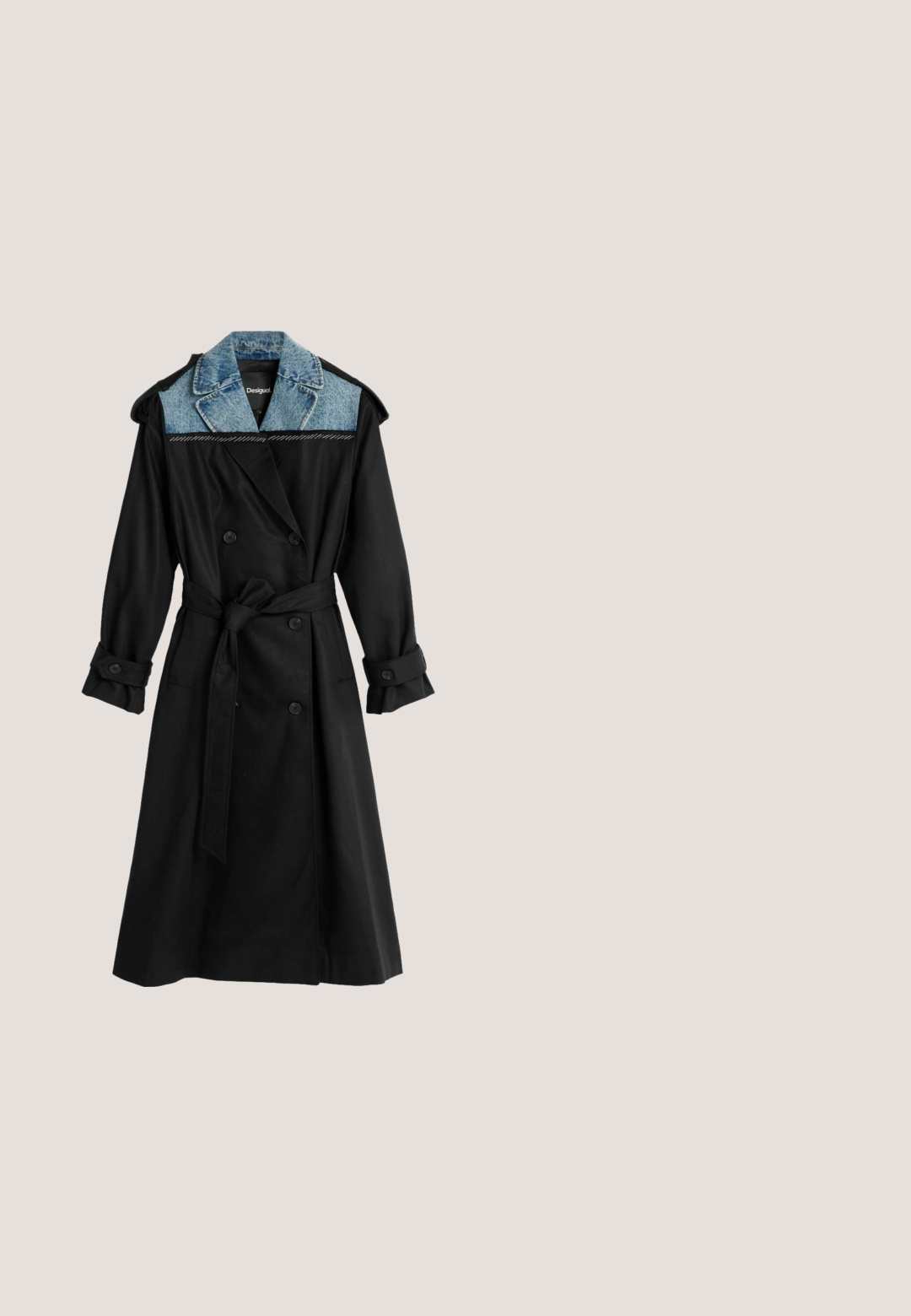Zwarte dubbelgeknoopte trenchcoat met een gestrikte taillegordel en blauwe denimkraagdetail.; Zwarte jurk met lange mouwen, diepe V-hals, elastische getailleerde taille en gerimpelde manchetten, uitlopende rok en ritssluiting aan de achterkant.; Zwarte leren kniehoge laarzen met een soepele textuur, ronde neus en een chunkyer heel. Heeft subtiele stiksels en een gestroomlijnd ontwerp.; Gucci Zonnebril - black/green/grey; Zwarte cilindervormige handtas met geperste gezichten van Mickey en Minnie Mouse, rode gestikte harten en een gevlochten zwart-rode handgreep.; Rode hartvormige hanger met glanzende afwerking, druppel-effect, versierd met rode kristallen en hangend aan een goudkleurige metalen sluiting.