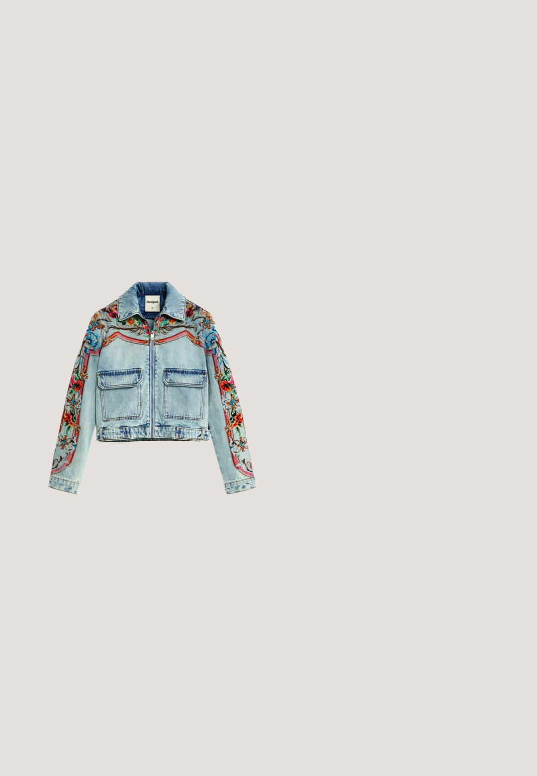 Chaqueta vaquera azul claro con bolsillos delanteros, cierre cremallera y bordado floral colorido en los hombros y mangas.; Suéter de punto de manga larga con rayas horizontales multicolor en rojo, amarillo, verde, azul y blanco, con un cuello redondo rojo.; Top de ganchillo en rosa y naranja, con un diseño asimétrico que presenta patrones florales y detalles recortados. Hecho de hilo texturizado.; Bota alta hasta la rodilla con un patrón floral oscuro en tela, detalles en cuero azul, puntera redondeada, cordones en la parte delantera y una correa decorativa.; Bolso texturizado con un diseño de mechones multicolores en tonos de azul, verde, granate y blanco, con forma tipo hobo y asa ancha.; Collar de tres hilos con pequeñas cuentas multicolores y charms dorados que incluyen un sol, una media luna, un disco y un patrón de red.