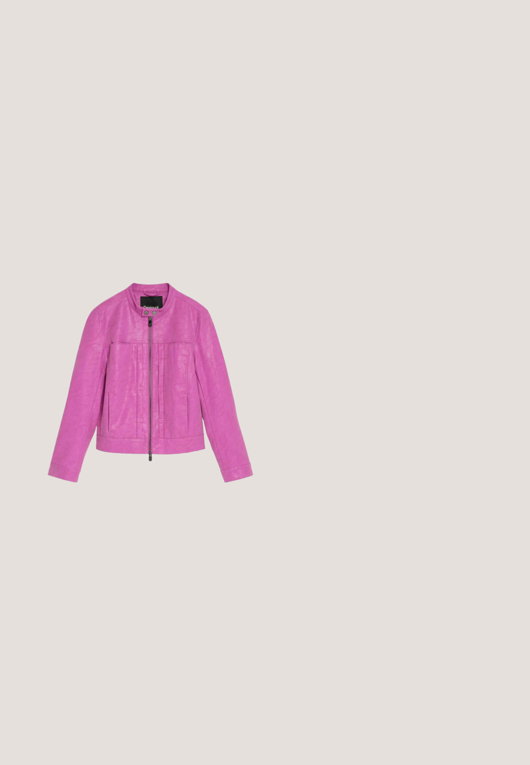 Felroze neplooilederen jas met rits aan de voorkant, drukknopkraag en lange mouwen op een witte achtergrond.; Fuchsia halterjumpsuit van gladde stof, met een aansluitend lijfje, een hoge hals en brede, geplooide pijpen voor een vloeiend silhouet.; Roze platform sandalen met een brede vierkante hak, enkelband, een gladde afwerking en een open teen ontwerp. Gespaccent op de enkel.; Swarovski Zonnebril - pink; Roze satijnen clutch in de vorm van een bloem, versierd met heldere rhinestones en een centrale pareldetail, met druppelaccenten.; Roze bloemvormige oorbellen van plastic, met gelaagde bloemblaadjes in graduele tinten, geaccentueerd met strass-steentjes en een centrale edelsteen.