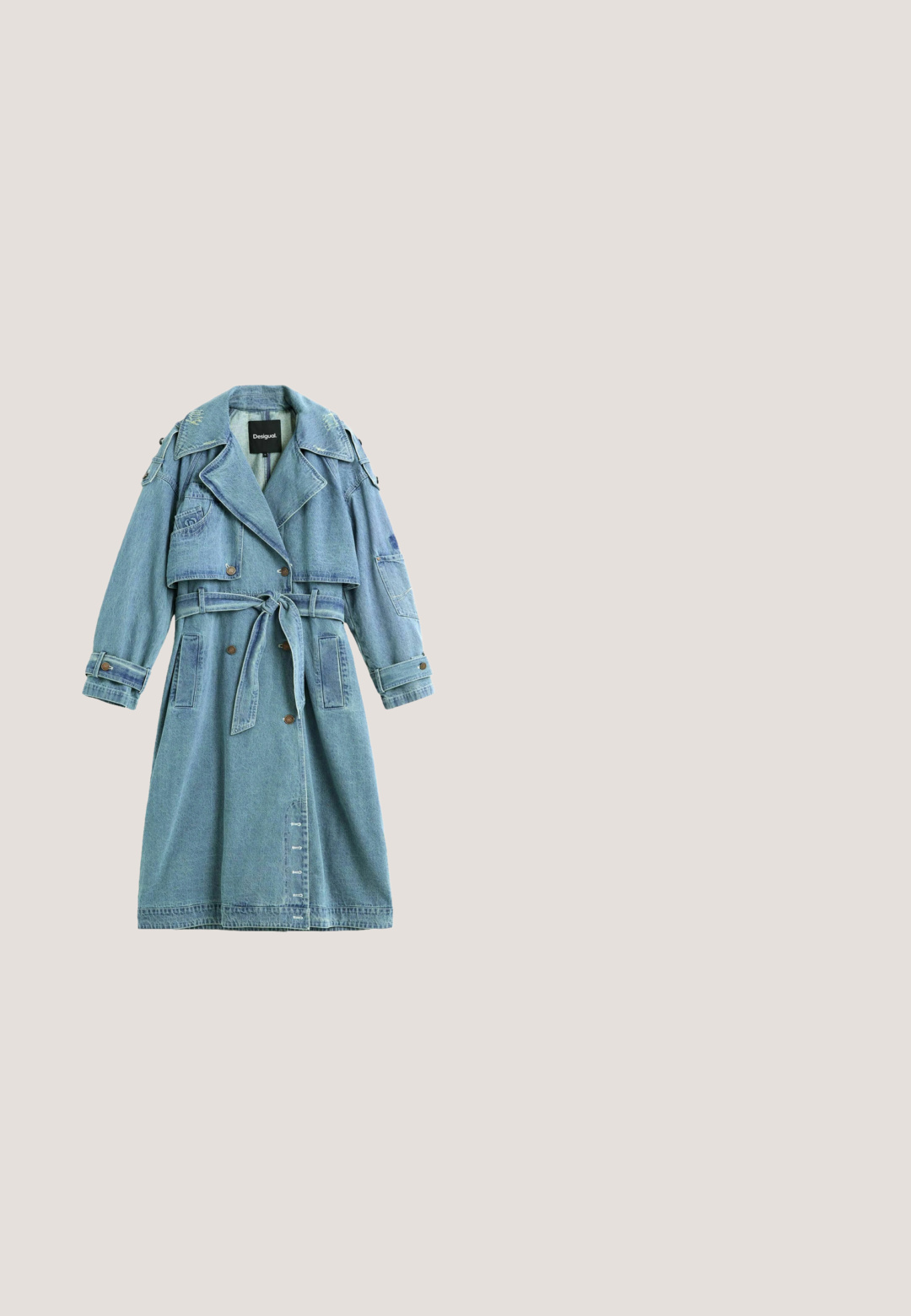 Lichtblauwe denim trenchcoat met brede revers, dubbele rij knopen, taille met ceintuur en lange mouwen met knoopmanchetten.; Het zwarte lange mouwjurk heeft levendige bloemen- en tekstprints, een gestructureerde stof en geplooide details aan één kant, wat zorgt voor een dynamische uitstraling.; Zwarte, slappe kniehoge laars met spitse neus, lage naaldhak en glanzende leren bovenlaag.; Grote blauw getinte zonnebril met een dik hoekig montuur en een aaneengesloten enkele lens die beide ogen bedekt.; Donkerblauwe denim schoudertas met bloemapplicaties, zijritszakken, centrale gespsluiting en korte handgreep.; Een paar gedraaide zilveren metalen ringoorbellen met een postbevestiging, weergegeven op een witte achtergrond.