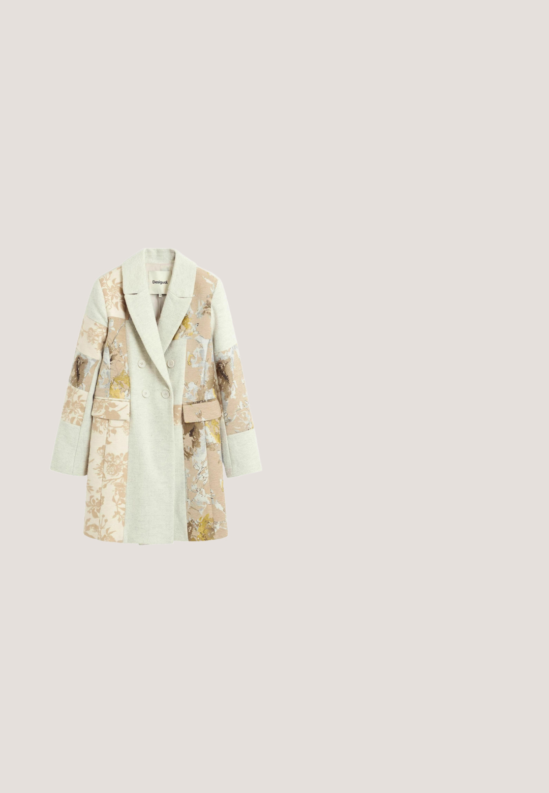 Lang beige og creme dobbeltbrystet frakke med blandede blomster- og abstrakte patchworkmønstre og en bred krave.; Strikket sweater med markante farvefelter i sort, blå og beige. Rund hals, lange ærmer og ribbede manchetter giver tekstur og varme.; Strikkjole med lange ærmer, rund halsudskæring og lodrette striber i dyb grøn, blå og rød, med horisontale accenter i hvid.; Læder Chelsea-støvle med beige elastikpanel, zebramønstret stof, brogue-detaljer og stablet træhæl, sidevisning på hvid baggrund.; Firkantet tørklæde med blå kant, cremefarvet baggrund og flerfarvet småprikket mønster, der danner et symmetrisk blomstermotiv i midten.; Lille crossbody-taske med flerfarvet læderpatchwork, fletrem i mørkebrun og farverige læderfringesider på sider og bund.