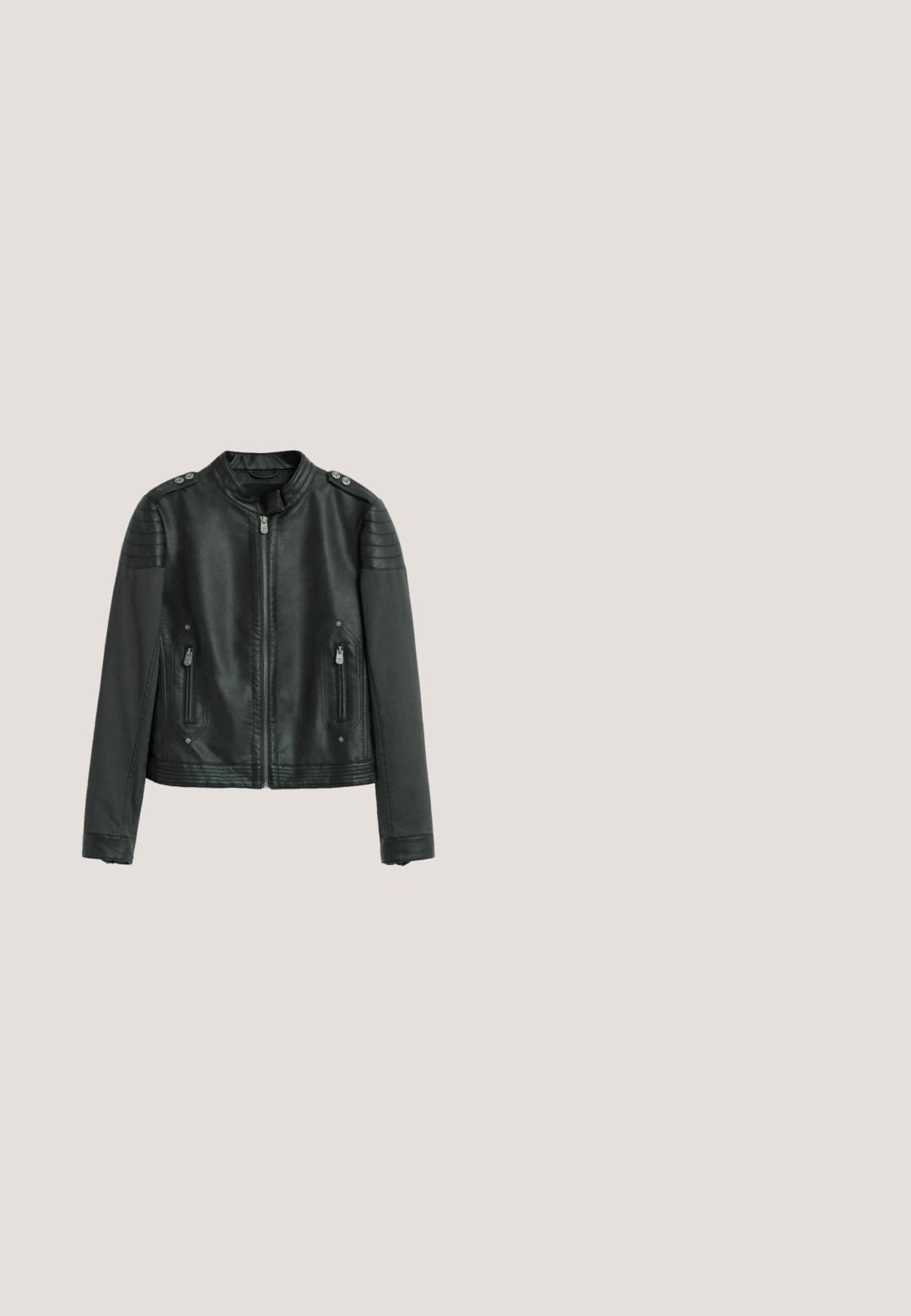 Veste en cuir noire avec épaules matelassées, fermeture éclair sur le devant, poches latérales zippées et détails à boutons-pression sur le col et les épaules.; T-shirt à manches courtes gris foncé avec des fentes verticales découpées, "Masha Popova" et "Desigual" imprimés sur le devant, dessin de crâne partiellement visible.; Short en denim noir avec bords effilochés et clous décoratifs en motif floral sur les poches avant.; Bottes de combat en cuir noir avec un haut tige, laçage à l'avant et une finition texturée. Présente une semelle en caoutchouc robuste et une tirette.; Lunettes de soleil à monture noire angulaire octogonale, verres gris et branches fines en métal. Présentent un logo discret sur la branche.; Sac à main en cuir noir avec deux poignées à œillets, des fermetures éclair argentées et des charms colorés, dont un cœur rouge attaché sur le côté gauche.