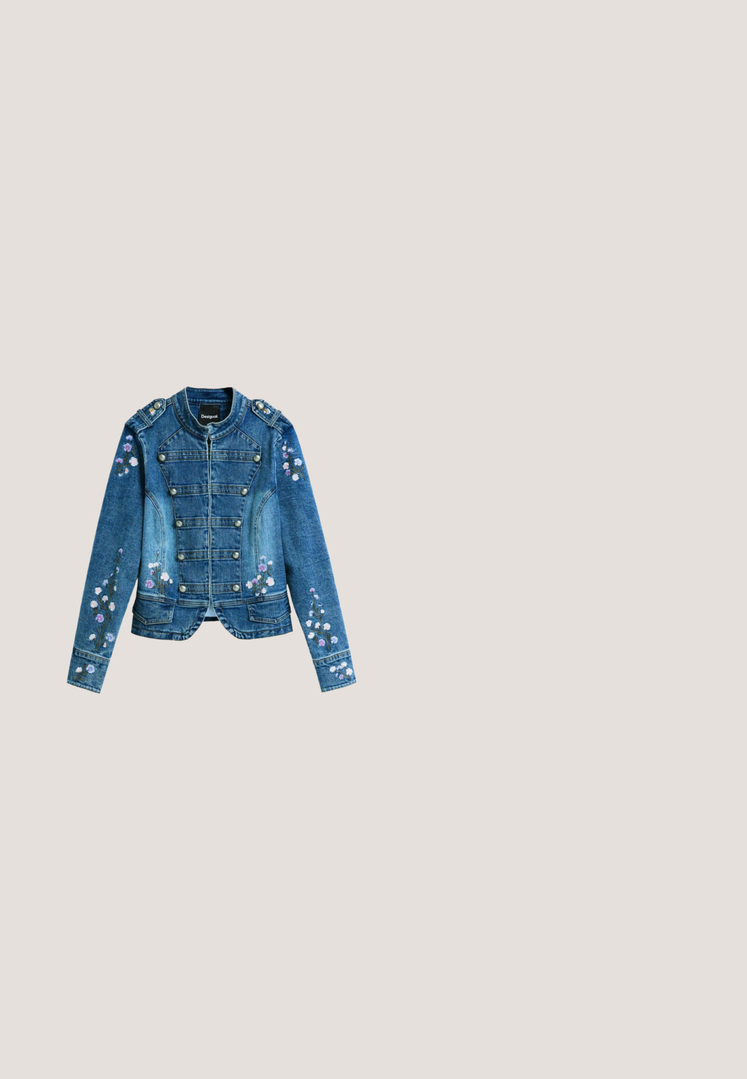 Denimjasje met knopen in militaire stijl en bloemembroidery op mouwen, borst en nabij de taille, met een opstaande kraag en voorzakken.; Blauw-witte gestreepte jurk met lange mouwen, V-hals en kwastjesdetails, met een gelaagde rucheszoom en gegolfde kantaccenten.; Denim cowboylaars, lichtblauw, puntige neus, uitsparingen met driehoekige vormen, lage gestapelde hak, gestructureerde afwerking.; Hoekige zonnebril met een vervagende blauwe naar roze lens, metallic roze frame en intrikate bloemaccenten aan de zijkanten van de bril.; Denim handtas met franjes aan de randen, bovenhandvatten, afneembare geweven schouderriem en een klein metalen olifantbedeltje bevestigd vlakbij het handvat.; Gouden bangle armband met drie blauwe bloemenaccenten, een gladde afwerking en een klein bedeltje eraan bevestigd.