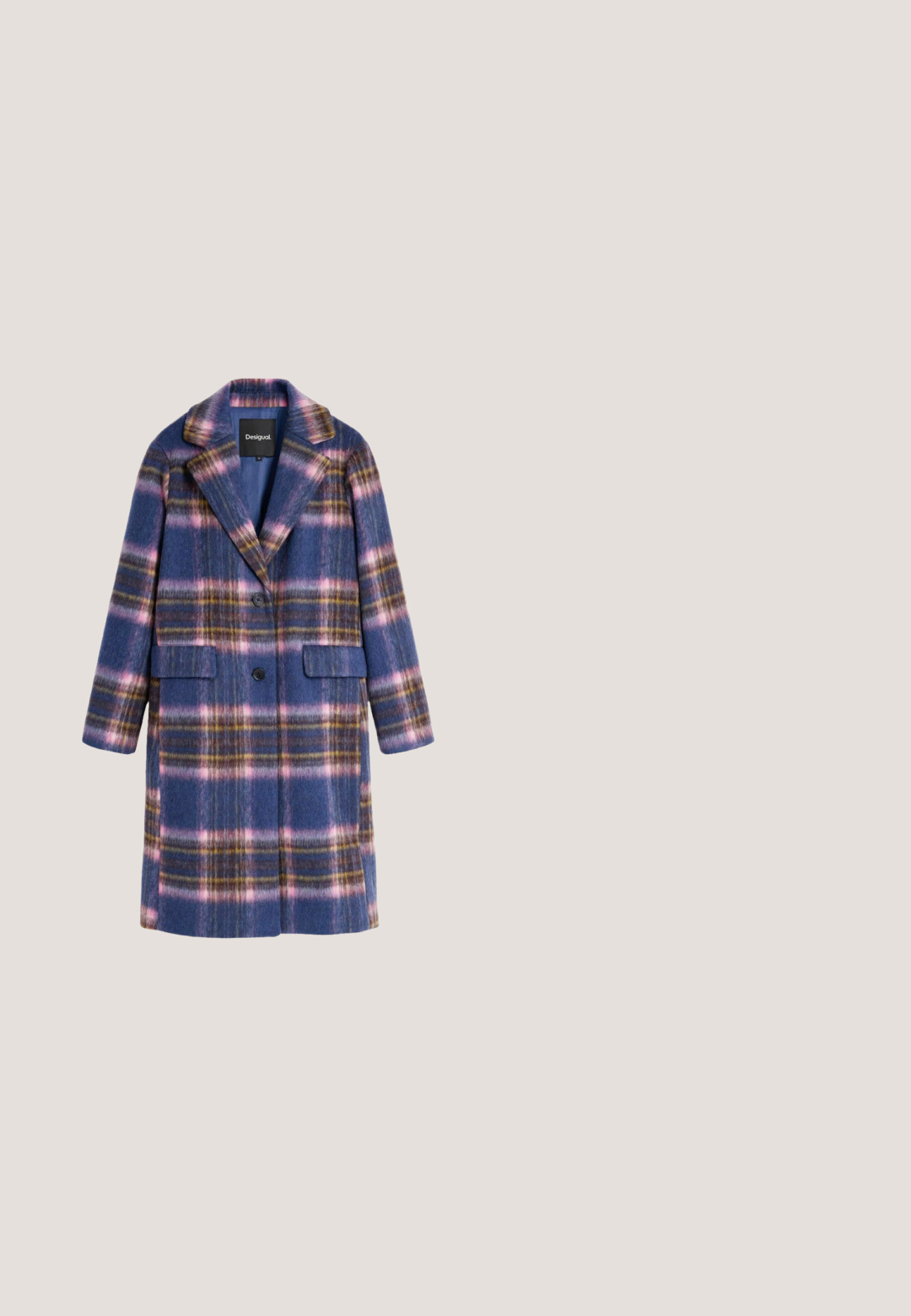 Long manteau en laine avec motif à carreaux bleu, rose et marron, deux boutons, large col et poches avant à rabats.; Une robe noire à manches longues avec des imprimés floraux et textuels vibrants, un tissu texturé et des détails froncés sur un côté, créant un look dynamique.; Botte à lacets mi-mollet avec talon bloc, base noire, et motif floral bleu et vert, vue de côté.; Grandes lunettes de soleil teintées en bleu avec une monture épaisse angulaire et une seule lentille continue couvrant les deux yeux.; Petit sac à main en forme de croissant avec tissu plissé bleu sarcelle, bordure supérieure en cuir noir, bandoulière réglable et poignée froncée avec fermoirs dorés.; Collier chaîne en argent avec des pierres précieuses bleues, vertes et turquoise alternées de différentes formes, avec un fermoir mousqueton et des maillons réglables.