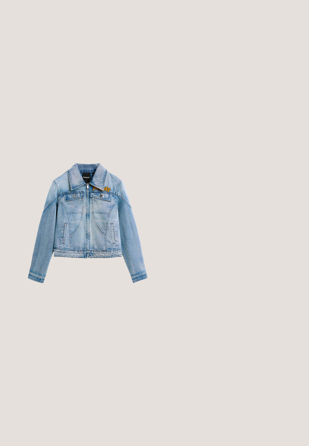 Hellblaue Denimjacke mit Frontreißverschluss, zwei Brusttaschen mit Klappen, Seitentaschen und "Mickey" in Gelb auf der linken Brust gestickt.; Hellblaues Denim-Corsagentop mit geraffter Mittelnaht, rohem ausgefranstem Saum und genähten Paneeldetails, flach auf weißem Hintergrund liegend.; Blaue Jeans aus Denim mit floraler Stickerei, kleinen weißen Punkten, Reißverschlusstasche vorne rechts und klassischem Fünf-Taschen-Design.; Silberner Cowboy-Stiefel mit spitzem Zehenbereich, geprägtem Blumenmuster und gestapeltem Holzabsatz. Glatte metallische Oberfläche und hoher Schaft.; Klare geometrische Sonnenbrille mit braunen Gläsern, verziert mit goldenen Partikeln im Rahmen. Die kantige Form unterstreicht die moderne Ästhetik.; Jeanshandtasche in Hellblau mit strukturierten, ausgefransten Akzenten, zwei vorderen Reißverschlusstaschen und einer dekorativen Metallschnalle. Kurzer Schulterriemen.