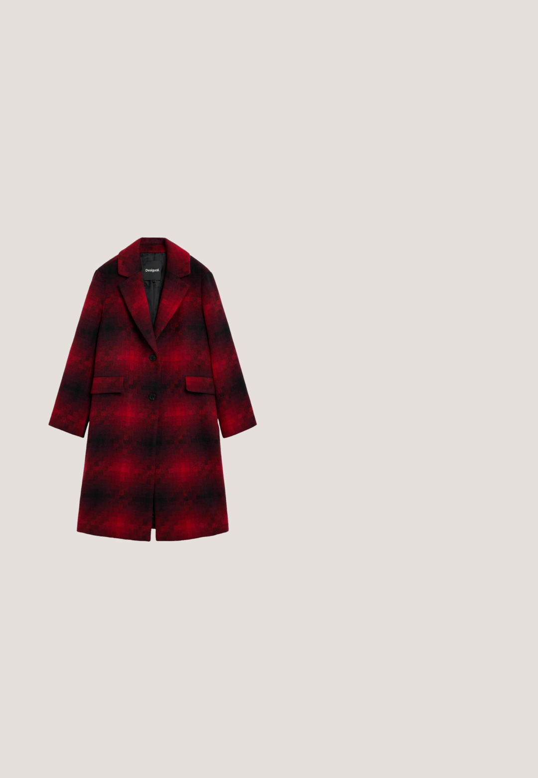 Lange jas met rood-zwart verloop ruitpatroon, reverskraag, twee voorzakken met klep en twee zwarte knopen.; Lange zwarte jurk met grote rode bloemenprint, lange mouwen, hoge halslijn en een middenvoor naad.; Zwarte leren kniehoge laars met een dikke zool en twee gouden gespstraps, één bij de enkels en één aan de bovenkant.; Gucci Zonnebril - black/green/grey; Rode leren handtas met een slungelige ontwerp, strikdetail en een bloemaccent. Voorzien van een lange verstelbare schouderband en metalen hardware.; Delicate gouden ketting met drie gelijkmatig verdeelde rood-zwarte lieveheersbeestje bedels en een verstelbare sluiting met een ronde bedel.