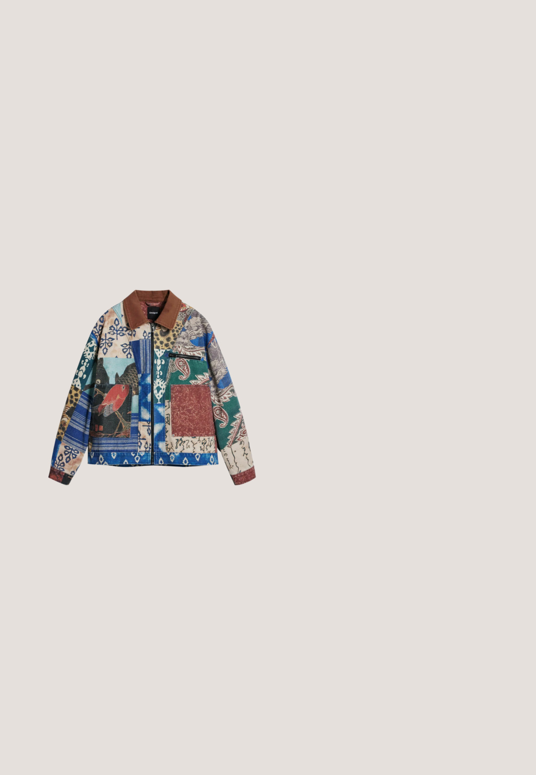 Veelkleurige patchworkjas met een bruine kraag, ritssluiting aan de voorkant en diverse patronen, waaronder vogel- en bloemenmotieven op een witte achtergrond.; Beige, gebreide mouwloze trui met verticale opengewerkte patronen, geribde ronde hals, armsgaten en zoom, maat medium van het merk NEXT.; Witte broek met brede pijpen en plooien in de taille en elastische boorden, ontworpen met riemlussen en een rits aan de voorkant.; Bruine leren veterschoen met beige zool en een lichtblauwe plastic kap die het voorste teengedeelte bedekt, in profiel weergegeven op een witte achtergrond.; Gevouwen bruin en blauw zakdoekje met bloemenpatroon en donkerblauwe rand op een witte achtergrond.; Kralenketting met meerkleurige ronde kralen in rood, blauw, groen en crème; bevat een enkele pareldruppel hanger.