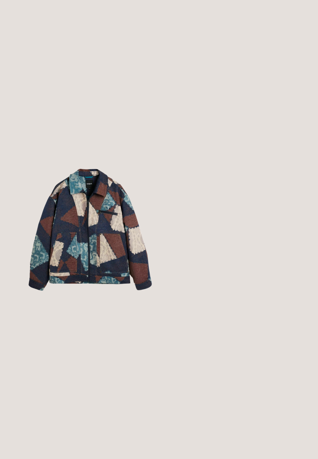 Patchworkjakke med en blanding af blå, brune og cremefarvede geometriske mønstre; lynlås; struktureret krave; fire lommer.; Strikpullover med flerfarvede vandrette striber i olivengrøn, pink, blå, burgunder, grå og sorte teksturer.; Kortærmet t-shirt med et blomstermønster i røde, hvide, blå og grønne nuancer; lavet af blødt stof med rund halsudskæring.; Denimjeans med en overgang fra mørkeblå til lysebrun, med straight-fit ben, fem lommer og kontrastfarvet syning.; Stribede ankelstøvler med en overdel i stof i pink, sort og creme, med en hvid gummisål og sorte snørebånd. Struktureret overflade med accenter.; Lyseblå denimtaske med to håndtag og en rød silhuet af et løbende tegneserie-dyr foran.