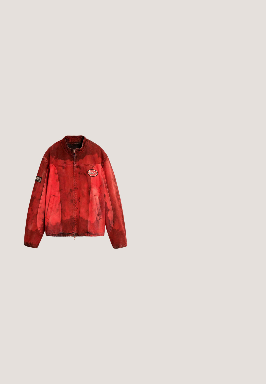 Rød lynlåssjakke med sort vaskeeffekt, to forlommer, et lille DSGL-mærke på brystet og en sort label på venstre ærme.; Brun og cremefarvet stribet strikket sweater med rund hals. Har "STMD"-logo og teksten "Playing for good" broderet foran.; Hvidt stof med gul krave og gul broderet tekst "Art lives in the Streets" centreret under kraven.; Close-up af lyseblå denimjeans, der viser metal knap, bæltestrop og forlomme med orange syning.; Lysebrun læder ankelstøvle med polstret krave, gyldne snøringer, brune snørebånd og tyk sål med riller på ensfarvet lys baggrund.; Beige taske med lange håndtag, med et rødt abstrakt hjerte og tekst "LE COEUR" og "MATISSE, 1947" i sorte bogstaver.