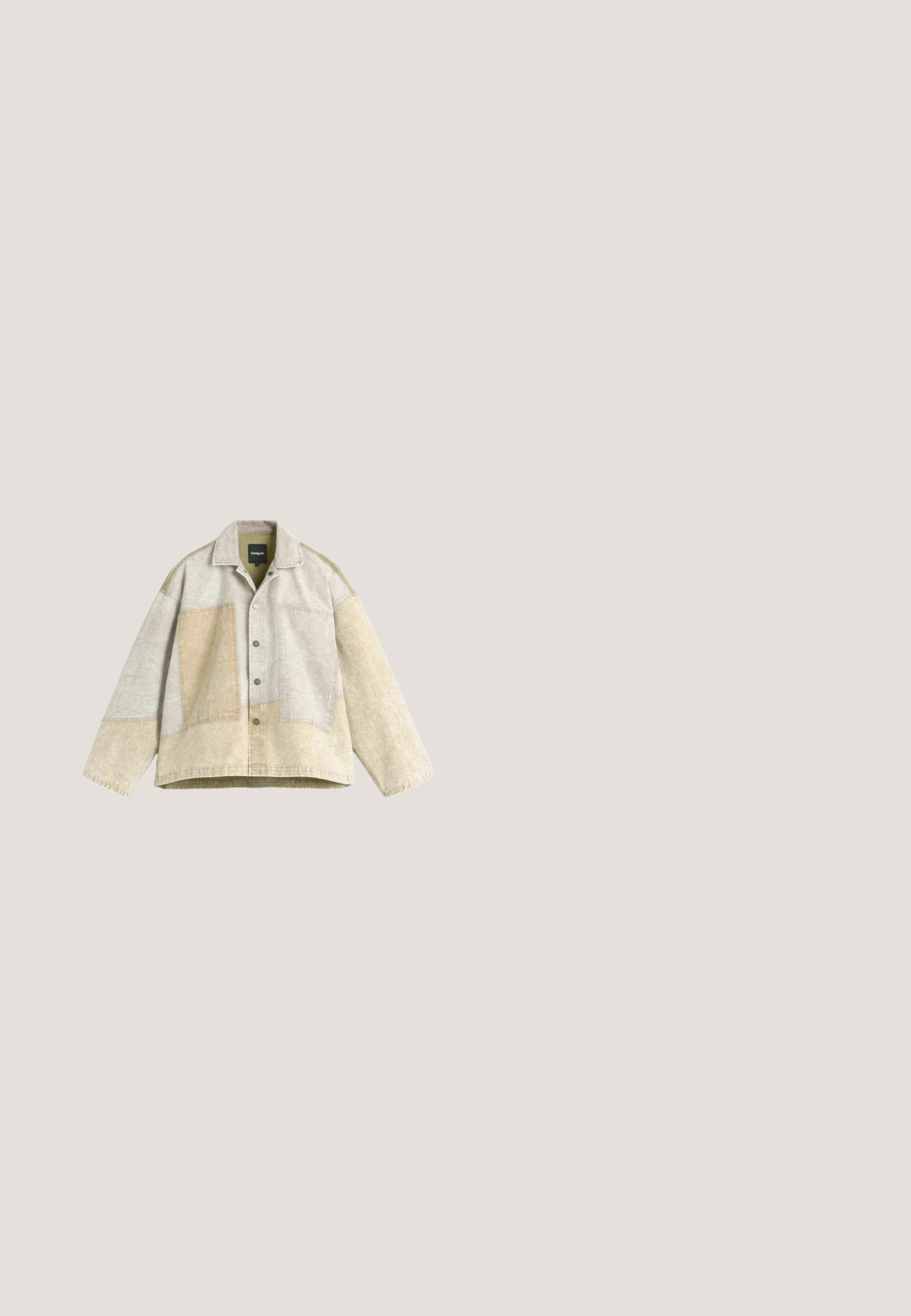Beige en off-white patchwork spijkerjack met lange mouwen, knopen aan de voorkant en grote rechthoekige zakken aan de voorkant.; Korte mouwen overhemd met knopen in levendig oranje en zwart met een golvend patroon. Gemaakt van gladde stof, met witte knopen en een kraag.; Beige en licht khaki patchworkbroek met knoopsluiting, riemlussen, voorzakken en een rechte pijp.; Tan suède en bruine krokodilgegoten leren enkellaars met elastische zijpanelen, beschermende neuskap en textuur rubberen zool. Kenmerkende label bevestigd.; Zwarte stoffen sjaal met een verticale streeppatroon in meerdere kleuren aan één rand. De textuur lijkt glad, met franjes aan de uiteinden.; Zwarte gevlochten leren riem met zilveren rechthoekige gesp, opgerold op een witte achtergrond.