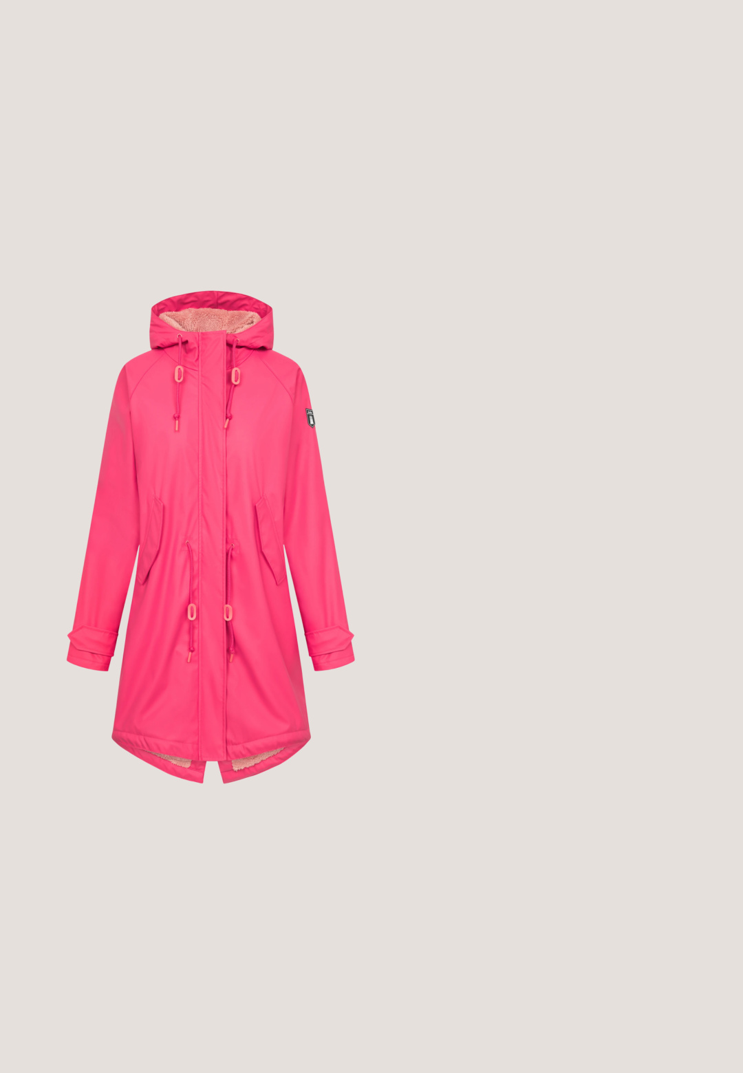 Heldere roze jas met een capuchon, voorzien van een zachte voering, twee voorzakken en verstelbare koorden in de taille en capuchon.; Lichtroze trui met lange mouwen en ronde hals, met geribbelde manchetten en zoom, voorzien van een klein bruin logo-patchje nabij de zoom.; Wit shirt met lange mouwen, een ronde hals en een voorste split met twee witte koordjes met metalen uiteinden.;  lichtblauwe denim jeans met een rechte pijp, voorzien van een witte trekkoord in de taille en subtiele vervagingen overal.; Witte en grijze lage sneaker met ademend mesh, vetersluiting, gestructureerde grijze rubberen zool en trekhaak op de hiel.; Kleine stoffen zak met roze bloemen en tekenfiguurtjes die rode hoedjes dragen, met een bijpassend lusje op een beige achtergrond.