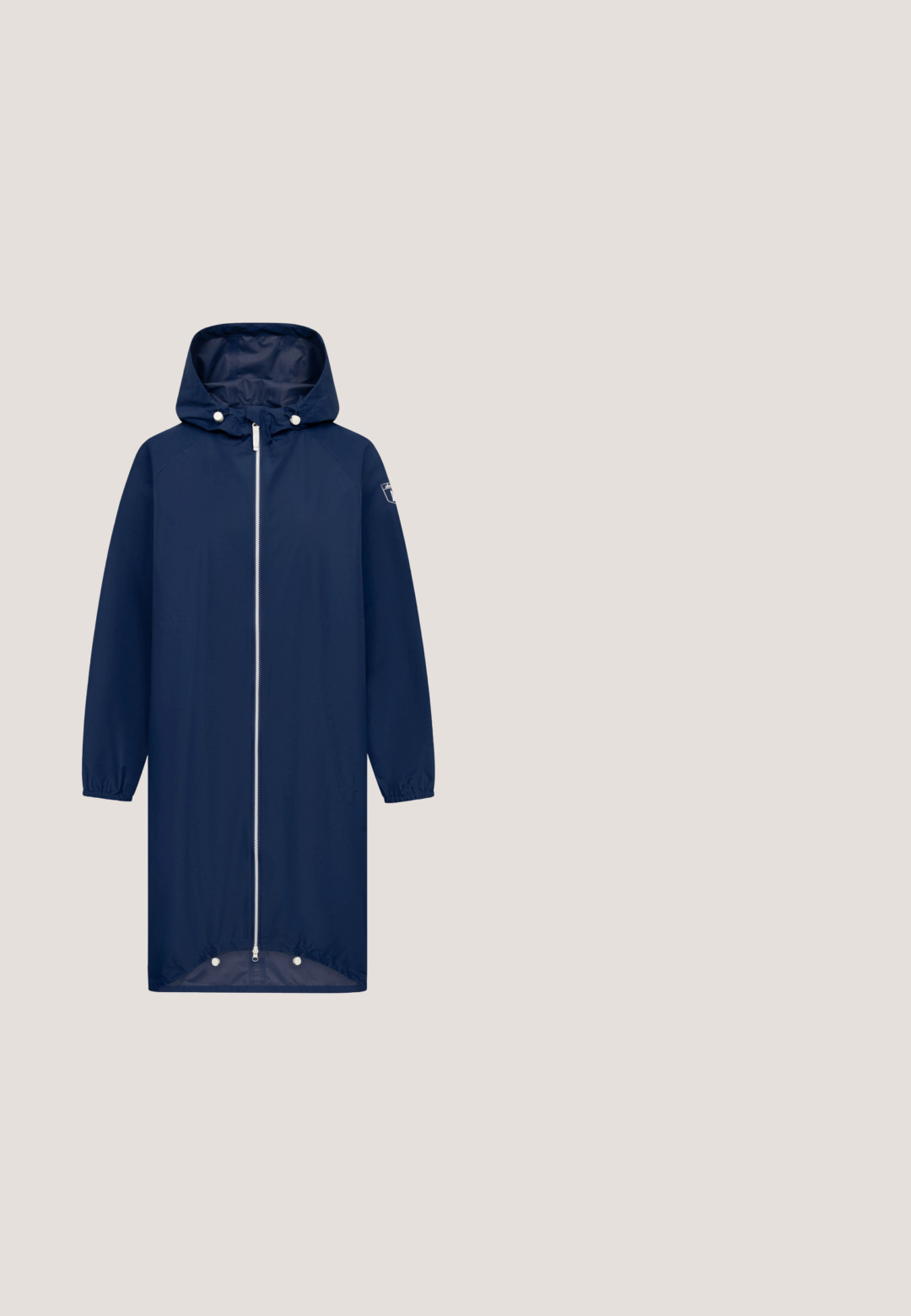 Imperméable long bleu marine avec capuche, fermeture éclair devant, poignets élastiques et cordons de serrage réglables à l'ourlet.; Haut à manches longues bleu avec un design en ribbed texturé. Présente un col rond et une coupe décontractée, fabriqué à partir d'un tissu doux.; Pantalons en lin bleu clair à jambes larges avec une fermeture à bouton à l'avant, présentant une texture lisse et un design minimaliste.; Baskets en denim avec une tige en toile bleue, semelles en caoutchouc blanches et lacets gris clair. Présentent des coutures distinctes et un design à bout arrondi.; Sac à épaule en cuir beige avec rabat courbé et bandoulière réglable amovible, hardware argenté, présenté sur fond blanc.; Boucles d'oreilles en métal doré avec une finition lisse et polie, présentant un design unique et abstrait ressemblant à deux formes en goutte d'eau entrelacées.