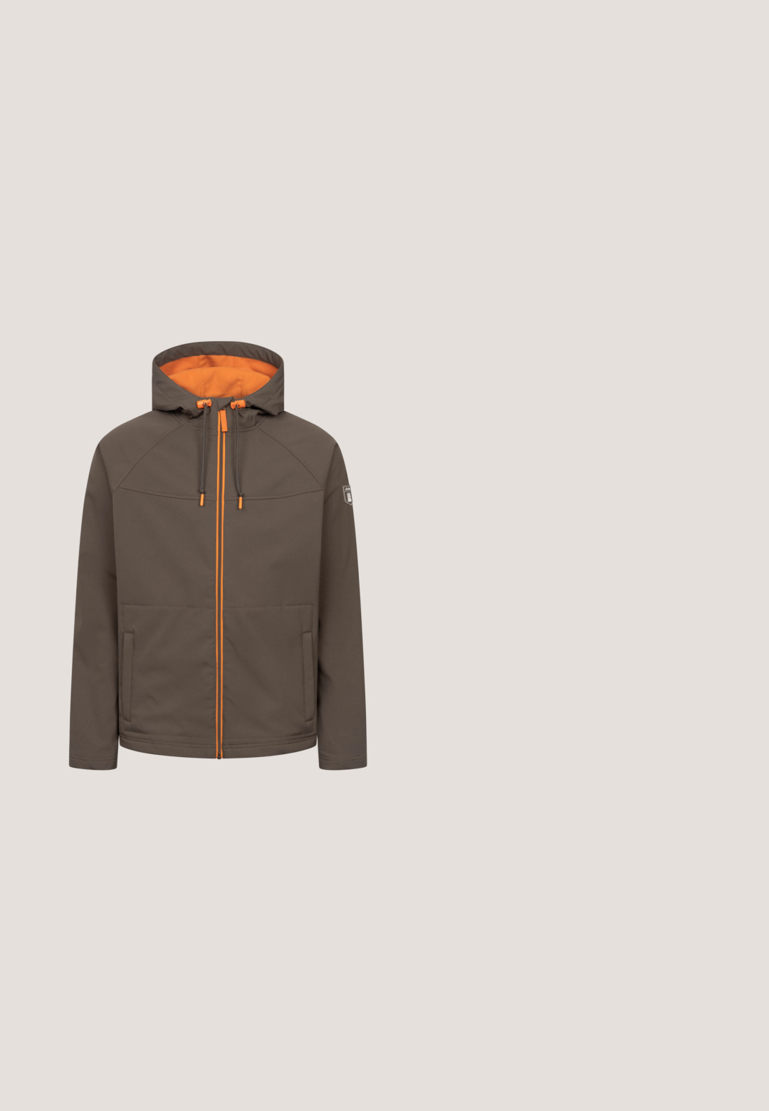 Bruine capuchonjas met oranje voering, oranje rits en trekkoorden, voorzakken en een klein patchje op de linker mouw.; Olijfgroene sweatshirt met een ronde hals. Kenmerkt zich door een geometrische bergafbeelding in blauw, bruin en oranje tinten op de borst.; Beige katoenen t-shirt met een geometrische bergafbeelding in blauwe, bruine en witte tinten. Kort mouwontwerp en ronde hals.; Khaki cargobroek gemaakt van een katoenmix, met zijzakken, een knoopsluiting en een recht model. Soepele textuur.; Bruine leren enkellaarzen met een gestructureerde afwerking, tan kleurige stoffen boord, zwarte rubberen zool en bruine veters. Timberland-logo ingedrukt op de zijkant.; Bruine stoffen heuptas met zwarte rits, horizontale riem, klein logo-label en verstelbare zijkanten.