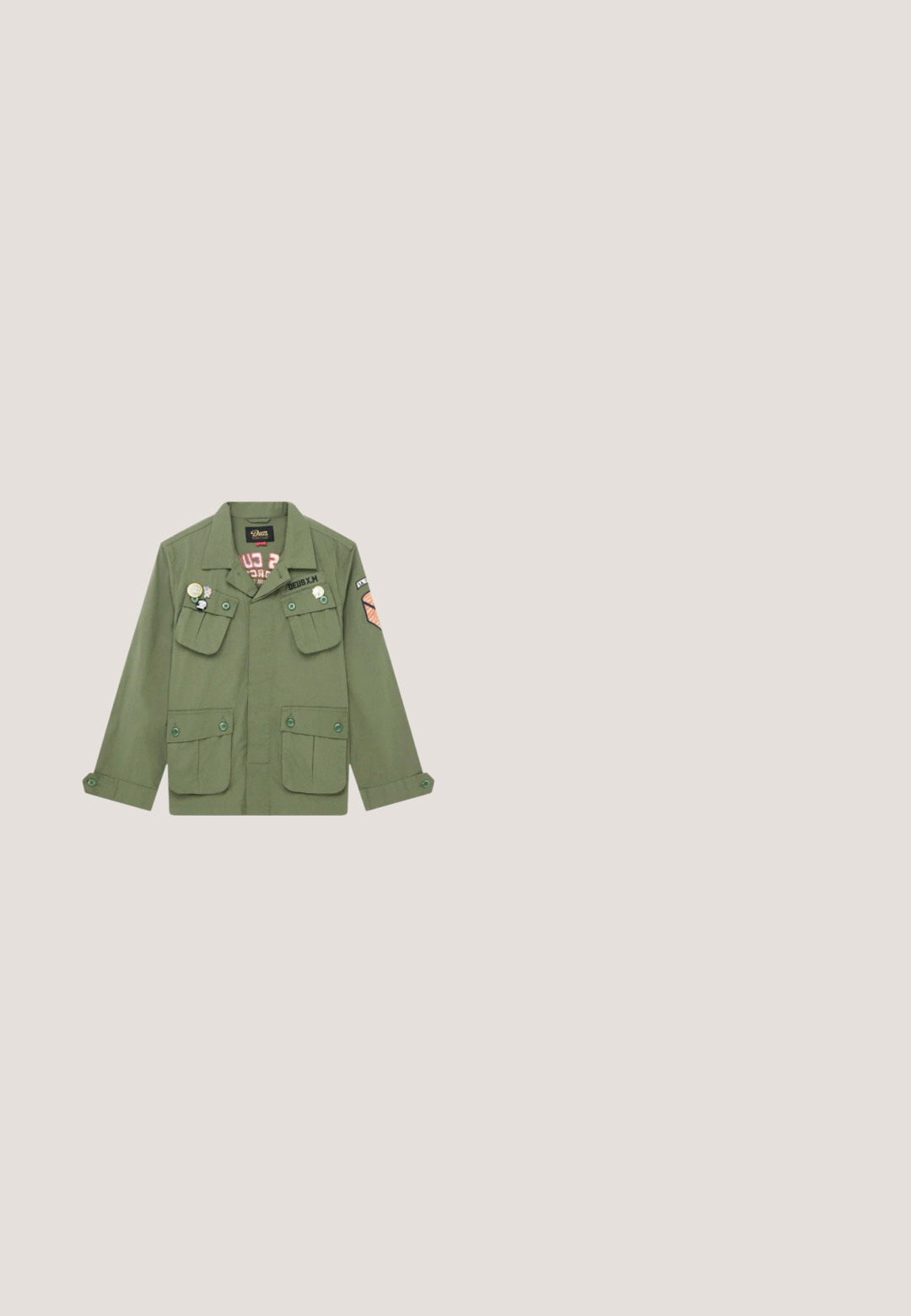 Groene jas in militaire stijl met vier voorzakken met knopen, decoratieve patches en lange mouwen met knoopmanchetten.; T-shirt met korte mouwen in roestkleur, voorzien van een ronde hals. Gemaakt van zacht materiaal, met een losse, boxy pasvorm en een gladde textuur.; Lichtblauwe rechte spijkerbroek met voorzakken, riemlussen en knoopsluiting op een witte achtergrond.; Bruine leren enkelboot met twee gaatjes, ronde neus, lus bij de hak, gelaagde zool en zwarte rubberen loopzool.; Roodbruine stof met ingewikkelde witte paisley patronen, krullen en bloemaccenten, met een zachte, gestructureerde afwerking.; Bruine leren riem met een geborstelde metalen gesp, heeft een gladde textuur en een klassiek ontwerp. De riem loopt naar het einde toe taps toe.
