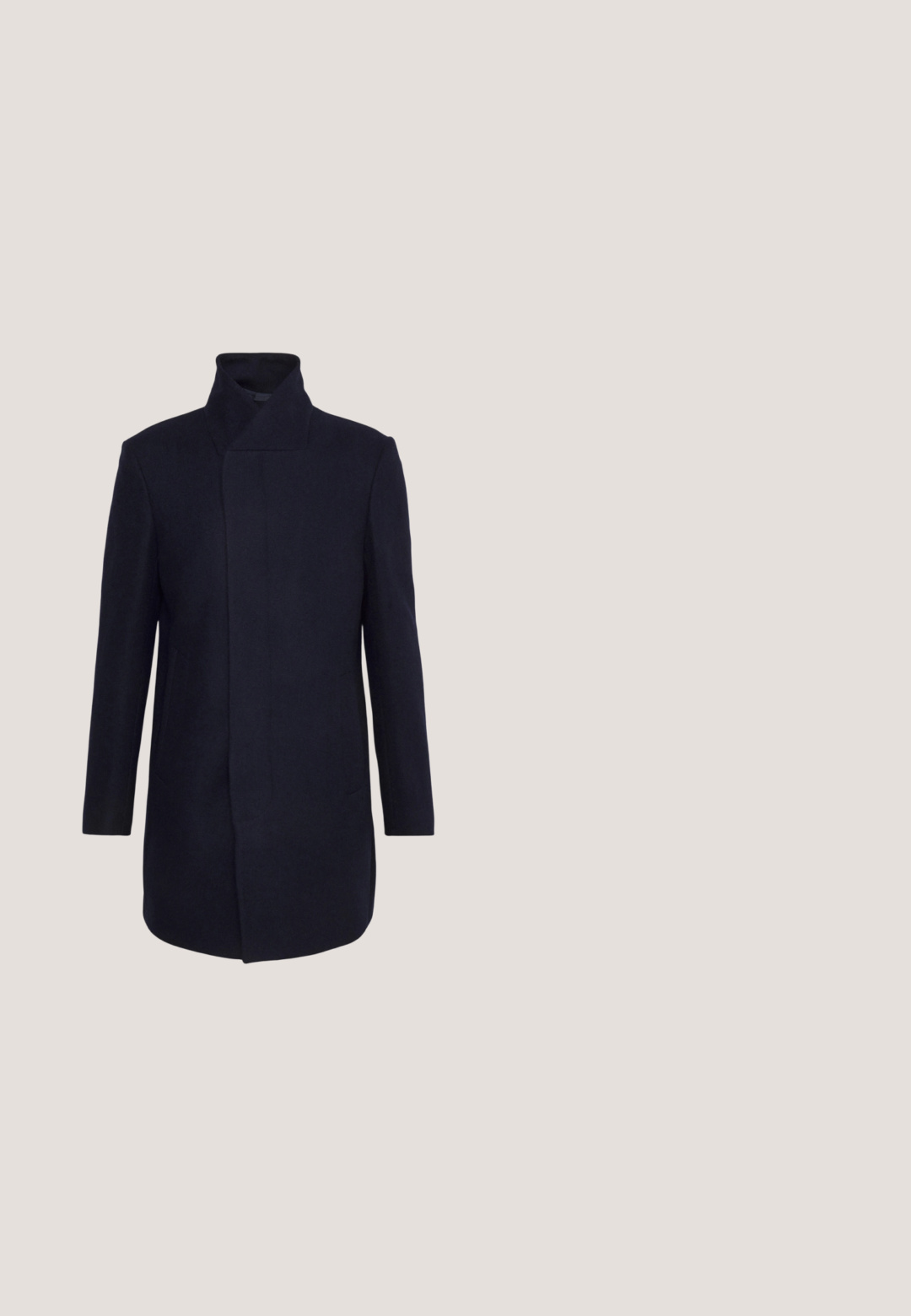 Manteau en mélange de laine bleu marine avec un col haut, un design ajusté, des manches longues et des poches latérales. Texture douce et style minimaliste.; Pull en maille noire avec un col montant côtelé. Manches longues et poignets et ourlet côtelés. Texture lisse avec un design simple et classique.; T-shirt noir à manches longues et col roulé en tissu doux et extensible. Présente un design ajusté et une texture lisse. Aucun motif ni accent visible.; Pantalons en velours côtelé bleu marine avec coupe droite, cinq poches et fermeture à bouton. Présente une texture à côtes verticales et des détails en métal.; Steve Madden HENRIES - Bottines - black; Ceinture en cuir noir avec une boucle rectangulaire en métal argenté. La boucle présente le logo "Levi's" en relief sur le devant. Texture lisse.