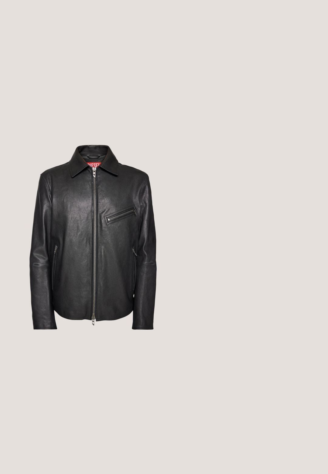 Chaqueta de cuero negra con cuello con solapa, cierre frontal de cremallera y un bolsillo en el pecho con cremallera. Textura suave y ajuste entallado.; Camiseta negra de manga larga hecha de tela suave y ligera. Presenta un cuello redondo y un dobladillo recto. Sin patrones ni adornos visibles.; Vaqueros de mezclilla azul claro con corte recto, que cuentan con cinco bolsillos, un cierre de botón y un ligero desvanecimiento en los muslos y el dobladillo.; Zign by Zalando Botines - black; Maletín de cuero negro con dos asas y correa de hombro ajustable. Presenta un diseño elegante, textura suave y acentos minimalistas.; Cinturón negro de cuero con una hebilla rectangular plateada, que presenta una textura suave y costuras claras contrastantes a lo largo de los bordes.