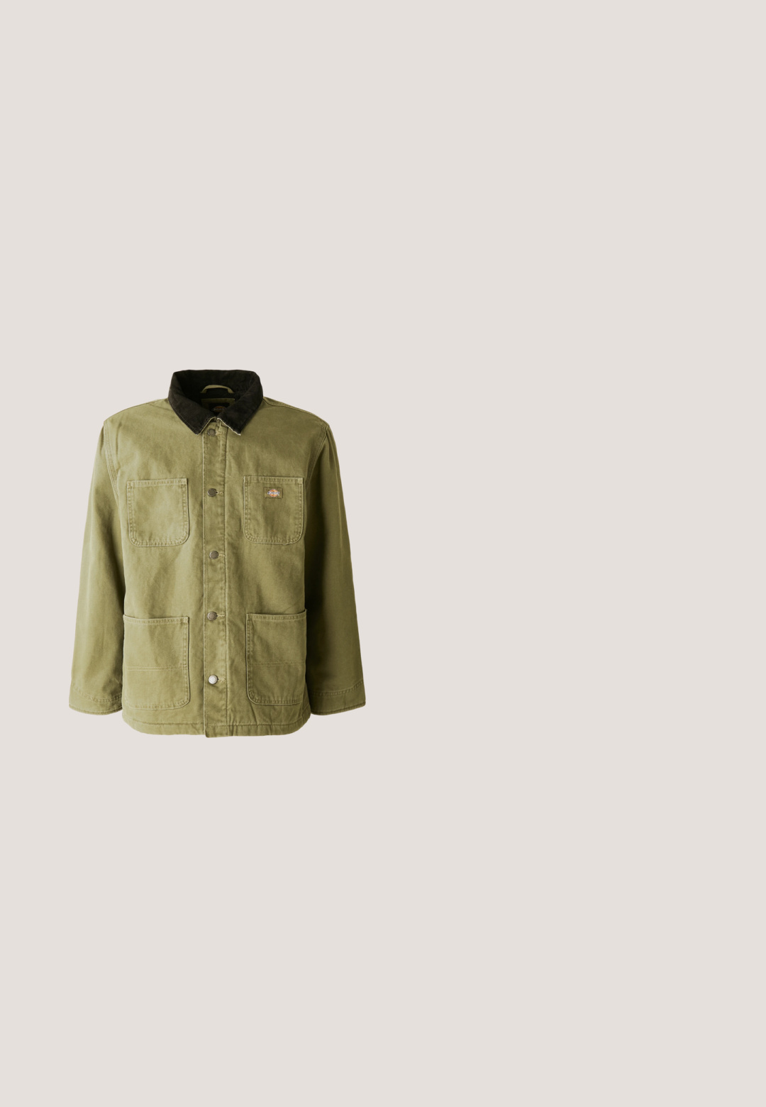 Chaqueta verde olivo con un cuello de pana oscuro, que cuenta con dos bolsillos frontales, botones a presión y un sutil logo en el lado izquierdo del pecho.; Camisa verde oliva de botones hecha de algodón. Cuenta con un cuello, dos bolsillos en el pecho con solapas y hombros estructurados con costuras visibles.; Pantalones cargo en verde oliva claro, con múltiples bolsillos laterales, cierre de botón y un corte relajado. Fabricados en tejido texturizado.; Botín de cuero marrón hasta el tobillo con punta redonda, suela resistente, herrajes en tono dorado y parte superior texturizada. Incluye una etiqueta con el logo adjunta.; Mochila marrón de lona con cierre enrollable, correas de cuero, bolsillo delantero con cremallera, bolsillo lateral y base de cuero, aislada sobre fondo blanco.; Cinturón de cuero marrón enrollado con una hebilla rectangular de latón envejecido grabada con "PME LEGEND" sobre un fondo blanco.