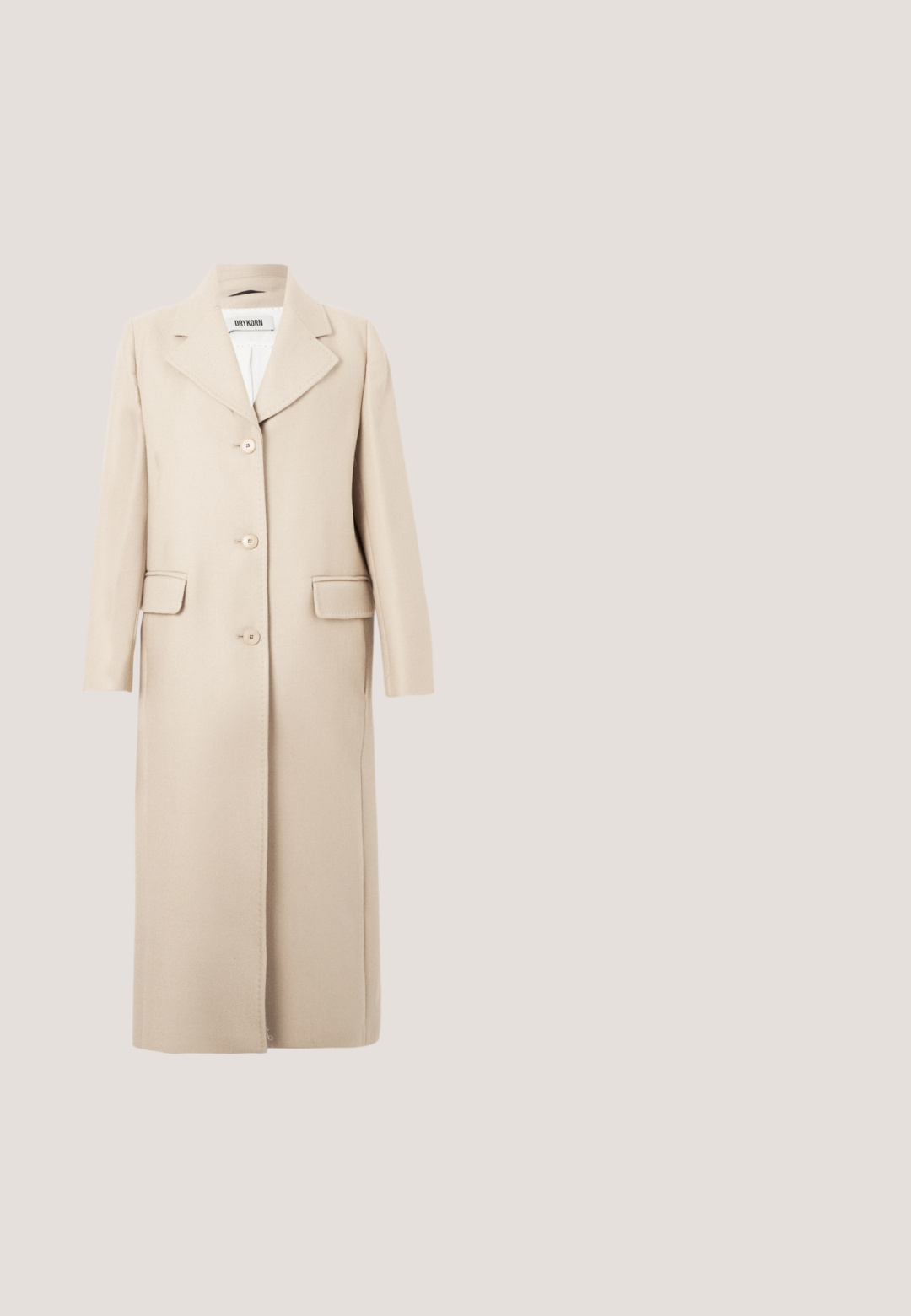 Beige lang skræddersyet frakkepjakke med klapkrave, tre frontknapper, lommer med klap og lange ærmer.; Sort bluse lavet af letvægtsstof, med en dyb V-hals, brede ærmer, et bånd i taljen og en udvidet kant.; Sorte bredbenede bukser med plisseringer, lavet af et glat stof. Har en skræddersyet talje og rene linjer, velegnet til formelle anledninger.; Sort laklæder flad sko med tre tynde remme over toppen og en lav hæl, vist i profil mod en hvid baggrund.; Sort tote-taske med lodret plisseret tekstur og to tynde håndtag på en ensartet lys baggrund.; Sort læderbælte rullet med en sølv metal rundet spænde på en ens hvid baggrund.