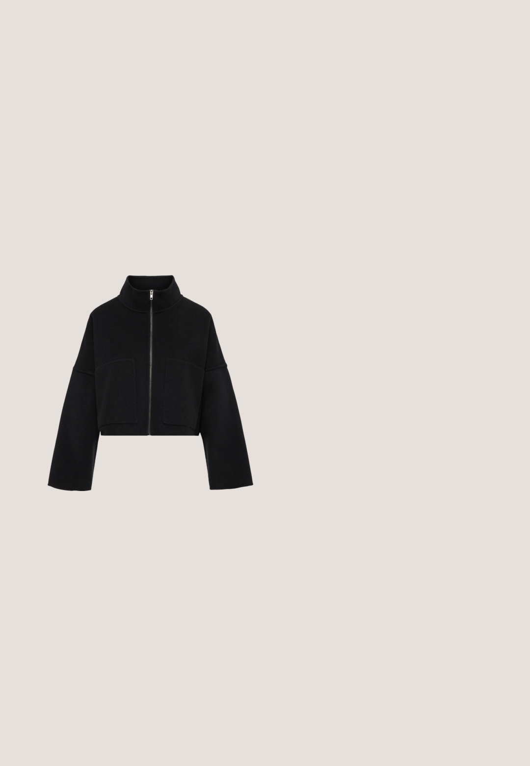 Veste courte noire avec manches larges, col haut, fermeture éclair devant et deux grandes poches plaquées à l'avant.; Cardigan en laine gris avec un col, sept boutons sur le devant et des manches longues. Tissu texturé avec un design court.; T-shirt gris à manches longues en tissu doux et léger ; il présente un col rond et une coupe ajustée avec une texture subtile.; Pantalons gris à jambes larges en denim, dotés d'une taille élastique avec cordon de serrage, de deux poches avant et d'un design à jambe droite.; Bottines en daim noir avec un bout rond et une semelle en caoutchouc texturée. Elles présentent un logo sur le côté et une languette à l'arrière pour un enfilage facile.; Sac cabas en cuir noir avec une texture lisse, une large ouverture, et deux longues bandoulières. Comprend un accent logo doré.