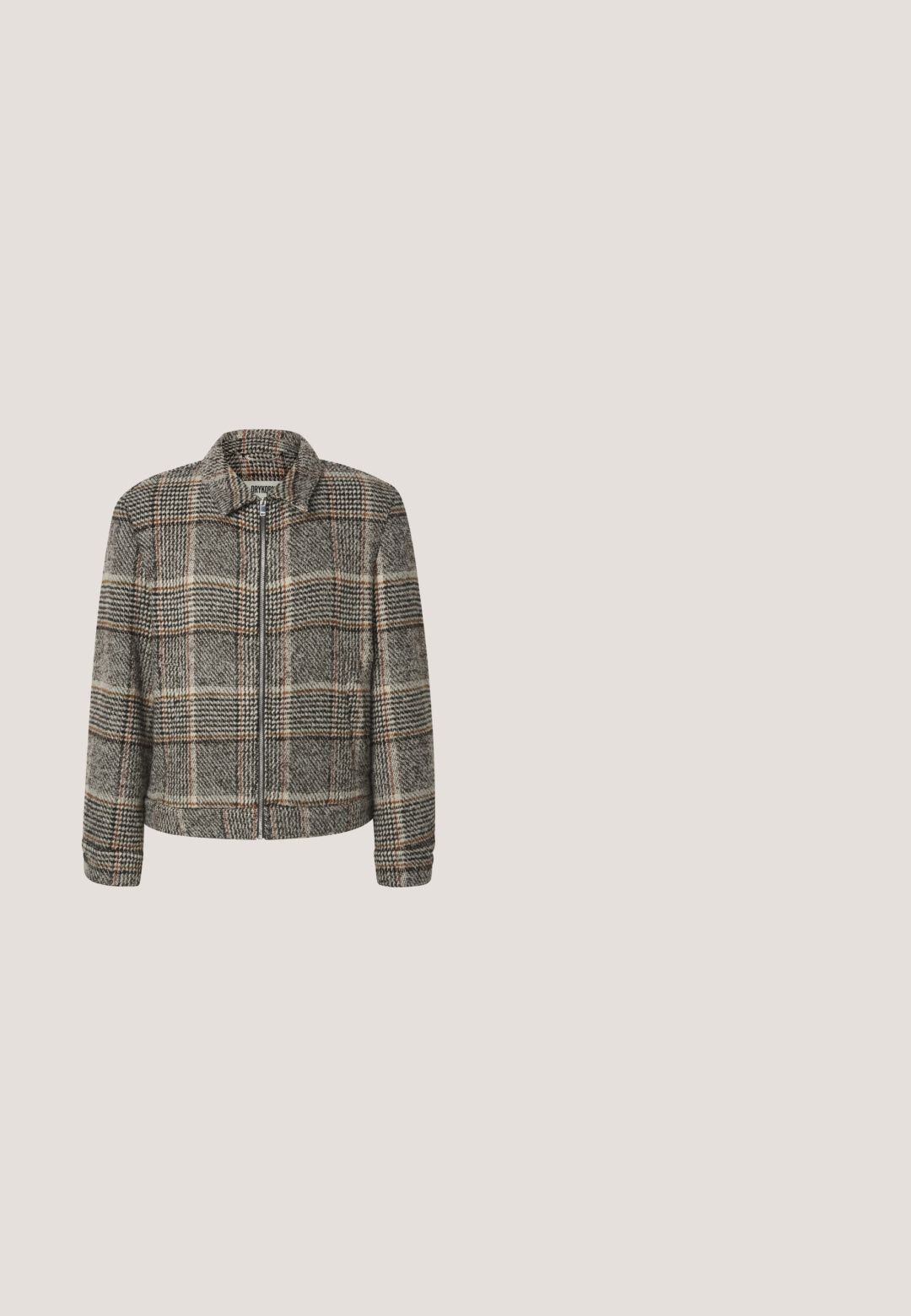 Bruine en grijze geruite wollen jas met een volledige voorrits en kraag, lange mouwen en een geruit patroon.; Donkergrijze coltrui gemaakt van zachte wol, met lange mouwen en een aansluitend design met geribbelde accenten bij de kraag en manchetten.; Witte T-shirt met korte mouwen en een ronde hals, plat liggend getoond van achteren, met een klein zwart label bij de hals en zijnaad.; Beige wijde denim jeans met knoopsluiting aan de voorkant, ritssluiting, riemlussen en klassieke vijf-zak stijl.; Bruine suède Chelsea-boots met elastische zijpanelen, lage hak en een lipje aan de achterkant. Gladde textuur en gestroomlijnd ontwerp.; Bruine leren reistas met twee handvatten, een voorvak met ritssluiting en een verstelbare schouderriem op een witte achtergrond.